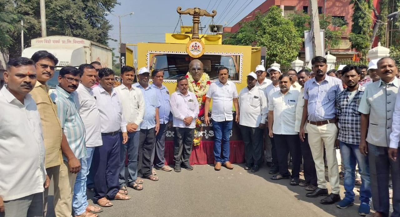 ಚಿಕ್ಕೋಡಿಯಲ್ಲಿ ಭಾನುವಾರ ಸಂವಿಧಾನ ಜಾಗೃತಿ ಜಾಥಾಗೆ ಶಾಸಕ ಗಣೇಶ ಹುಕ್ಕೇರಿ ಚಾಲನೆ ನೀಡಿದರು