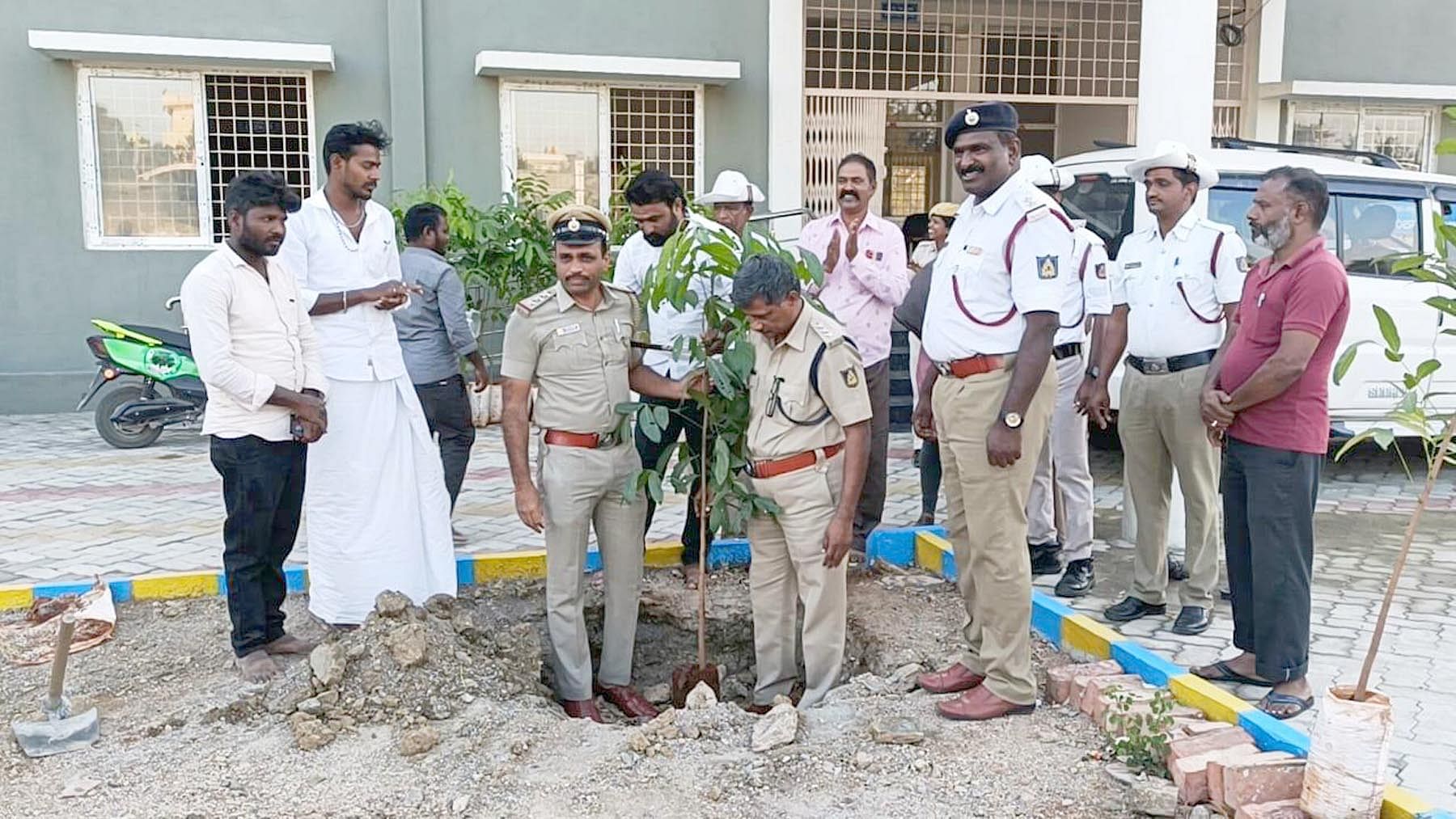 ಸಿಂಧನೂರಿನ ಪಿಡಬ್ಲ್ಯೂಡಿ ಕ್ಯಾಂಪ್‍ನ ಸಂಚಾರ ಪೊಲೀಸ್ ಠಾಣೆ ಆವರಣದಲ್ಲಿ ಈಚೆಗೆ ವನಸಿರಿ ಫೌಂಡೇಶನ್ ವತಿಯಿಂದ ಹುತಾತ್ಮ ಯೋಧರ ಸ್ಮರಣಾರ್ಥ ಗಿಡಗಳ ನೆಡಲಾಯಿತು