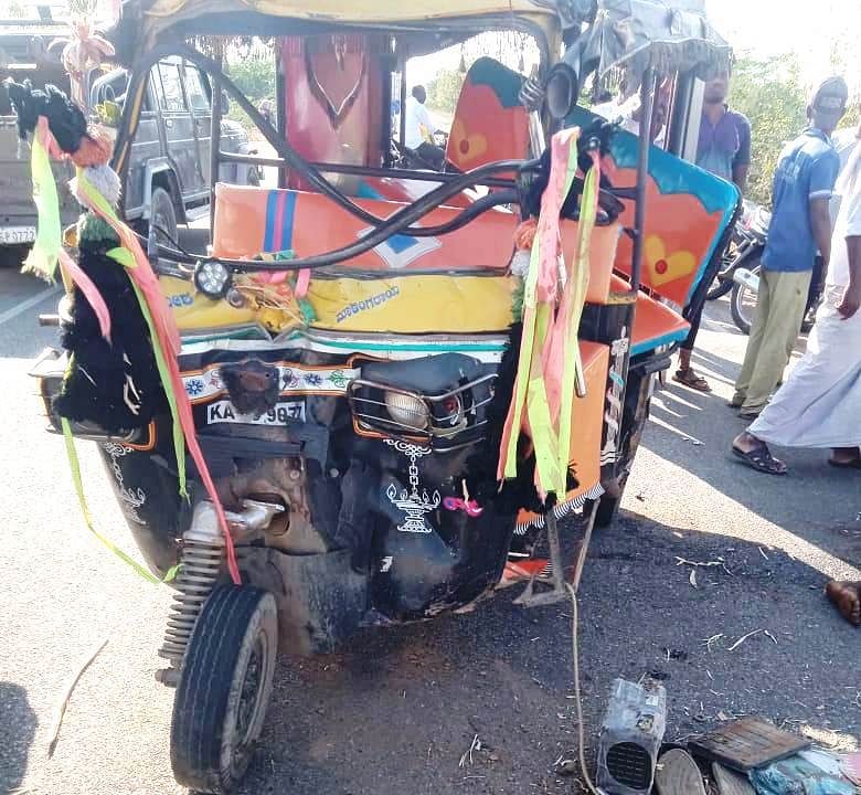 ಹಟ್ಟಿ ಚಿನ್ನದಗಣಿ ಸಮೀಪದ ಹಟ್ಟಿ– ಹೊಸೂರು ಕ್ರಾಸ್‌ ಬಳಿ ಸಂಭವಿಸಿದ ಅಪಘಾತದಲ್ಲಿ ಆಟೊ ನಜ್ಜುಗುಜ್ಜಾಗಿದೆ