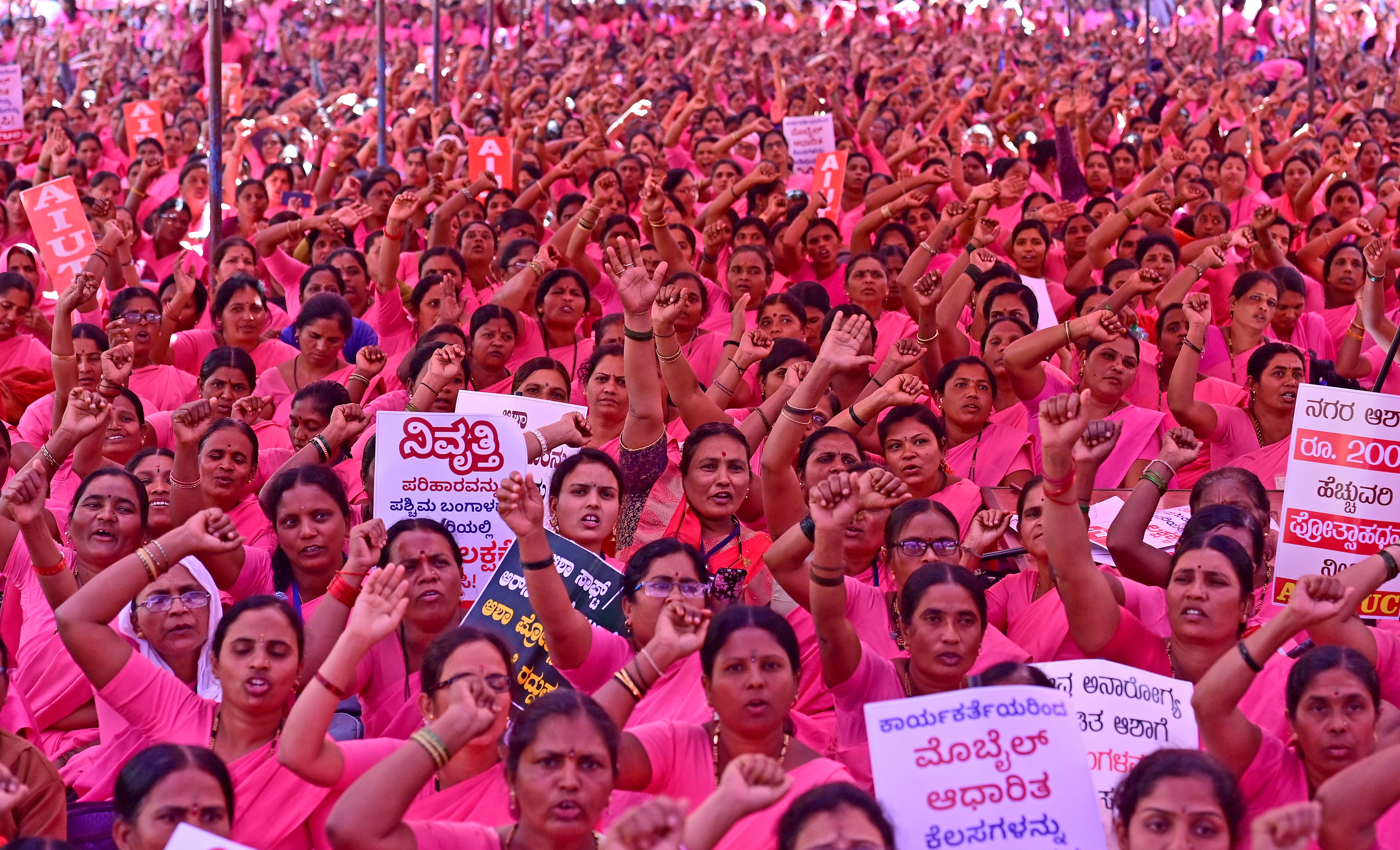 ಬೆಂಗಳೂರಿನ ಸ್ವಾತಂತ್ರ್ಯ ಉದ್ಯಾನದಲ್ಲಿ ಮಂಗಳವಾರದಿಂದ ಅಹೋರಾತ್ರಿ ಧರಣಿ ನಡೆಸುತ್ತಿರುವ ಆಶಾ ಕಾರ್ಯಕರ್ತೆಯರು ತಮ್ಮ ಬೇಡಿಕೆ ಈಡೇರಿಕೆಗಾಗಿ ಘೋಷಣೆ ಕೂಗಿದರು – ಪ್ರಜಾವಾಣಿ ಚಿತ್ರ