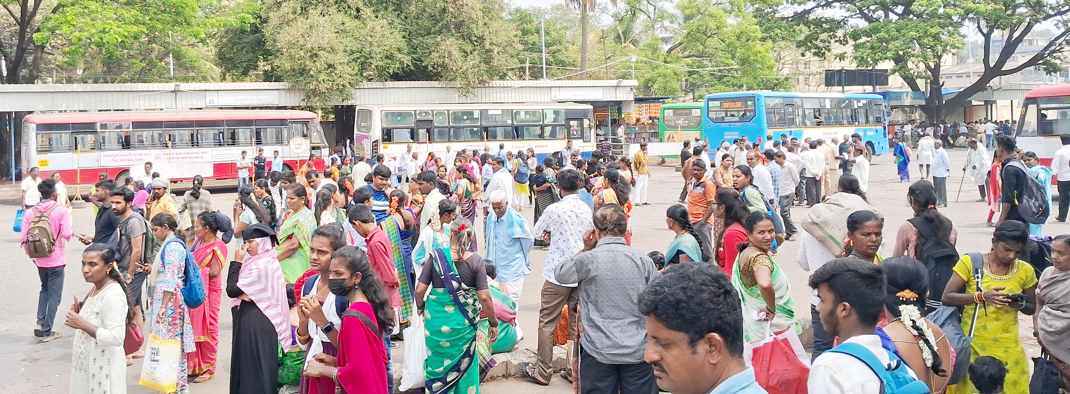 ತುಮಕೂರು ಕೆಎಸ್‌ಆರ್‌ಟಿಸಿ ಬಸ್‌ ನಿಲ್ದಾಣದಲ್ಲಿ ಬಸ್‌ಗಾಗಿ ಕಾಯುತ್ತಿದ್ದ ಪ್ರಯಾಣಿಕರು