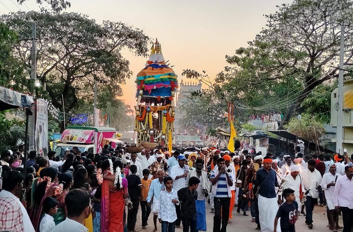 ಮಲೇಬೆನ್ನೂರು ಸಮೀಪದ ದೇವರಬೆಳಕೆರೆ ಮೈಲಾರಲಿಂಗೇಶ್ವರ ಸ್ವಾಮಿ ರಥೋತ್ಸವ ಗುರುವಾರ ಗೋಧೂಳಿ ಲಗ್ನದಲ್ಲಿ ನೆರವೇರಿತು