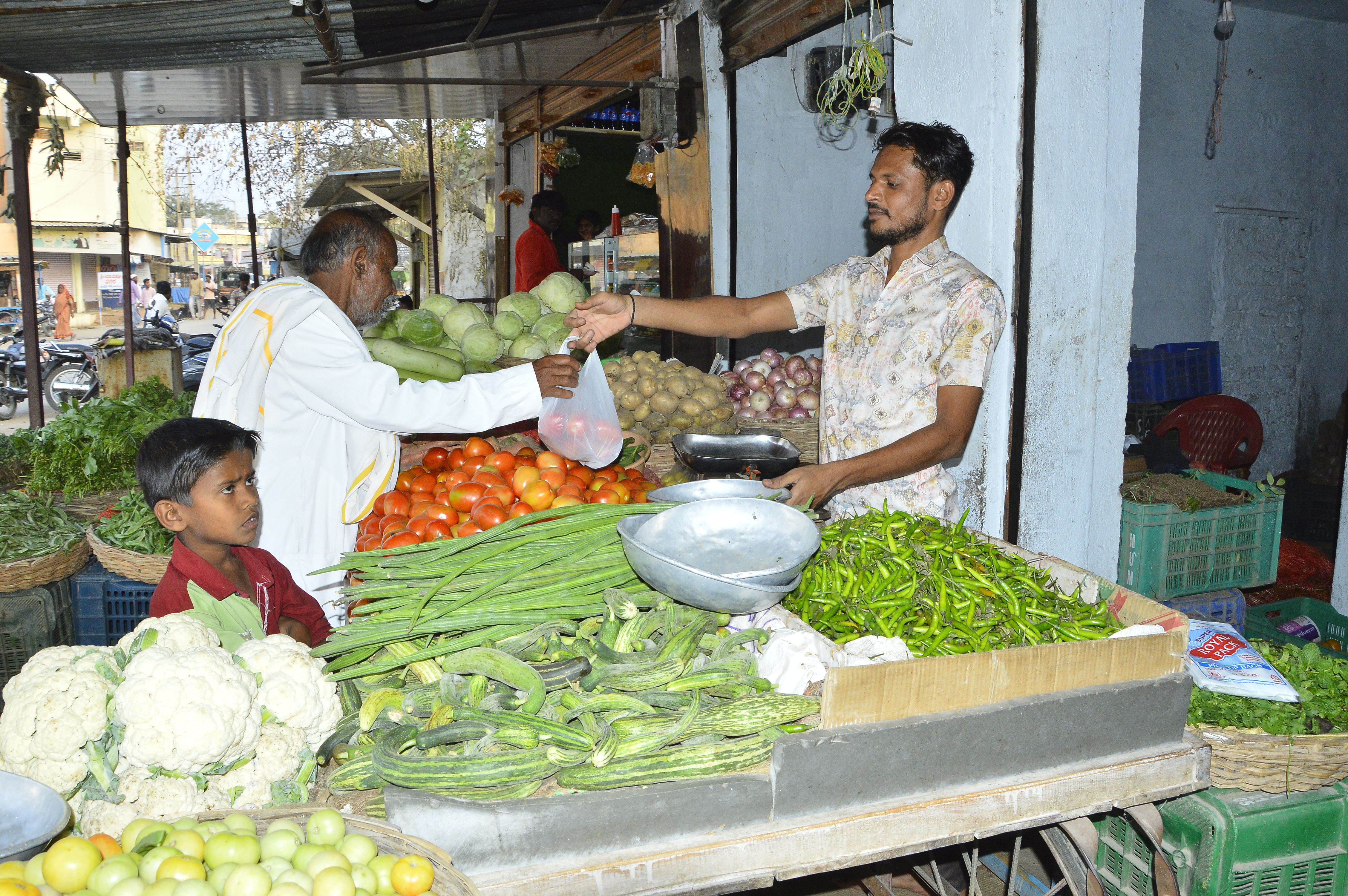 ಯಾದಗಿರಿ ನಗರದ ರೈಲ್ವೆ ಸ್ಟೇಷನ್‌ ರಸ್ತೆಯ ತರಕಾರಿ ಮಾರುಕಟ್ಟೆಯಲ್ಲಿ ತರಕಾರಿ ಮಾರಾಟ ಮಾಡುತ್ತಿರುವುದು
ಪ್ರಜಾವಾಣಿ ಚಿತ್ರ/ ರಾಜಕುಮಾರ ನಳ್ಳಿಕರ