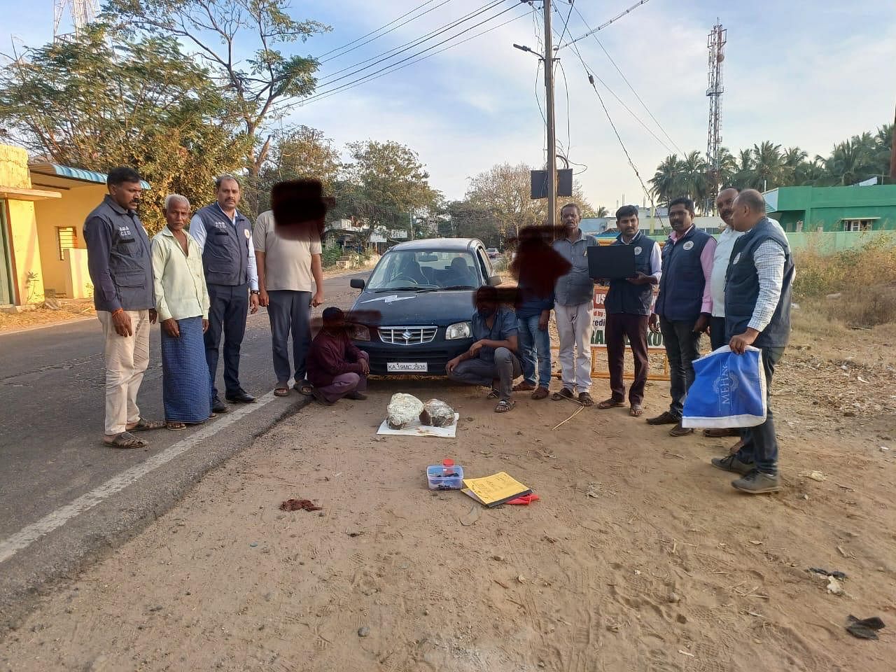 ಕೊಳ್ಳೇಗಾಲ ಹದಿನಾರು ಕೆಜಿಗಳಷ್ಟು ತಿಮಿಂಗಿಲ ವಾಂತಿಯನ್ನು (ಅಂಬರ್ ಗ್ರೀಸ್ ) ಸಾಗಣೆ ಮಾಡುತ್ತಿದ್ದ ನಾಲ್ವರನ್ನು ನಗರದ ಅರಣ್ಯ ಸಂಚಾರಿ ದಳದ ಪೊಲೀಸರು ಶುಕ್ರವಾರ ಬಂಧಿಸಿದ್ದಾರೆ.