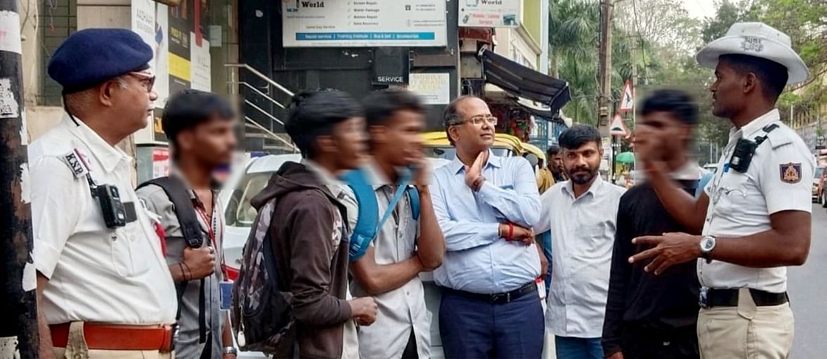 ಸಂಚಾರ ನಿಯಮ ಪಾಲನೆ ಕುರಿತು ಸಂಚಾರ ಪೊಲೀಸರು, ಪಿಯು ವಿದ್ಯಾರ್ಥಿಗಳಿಗೆ ಜಾಗೃತಿ ಮೂಡಿಸಿದರು.