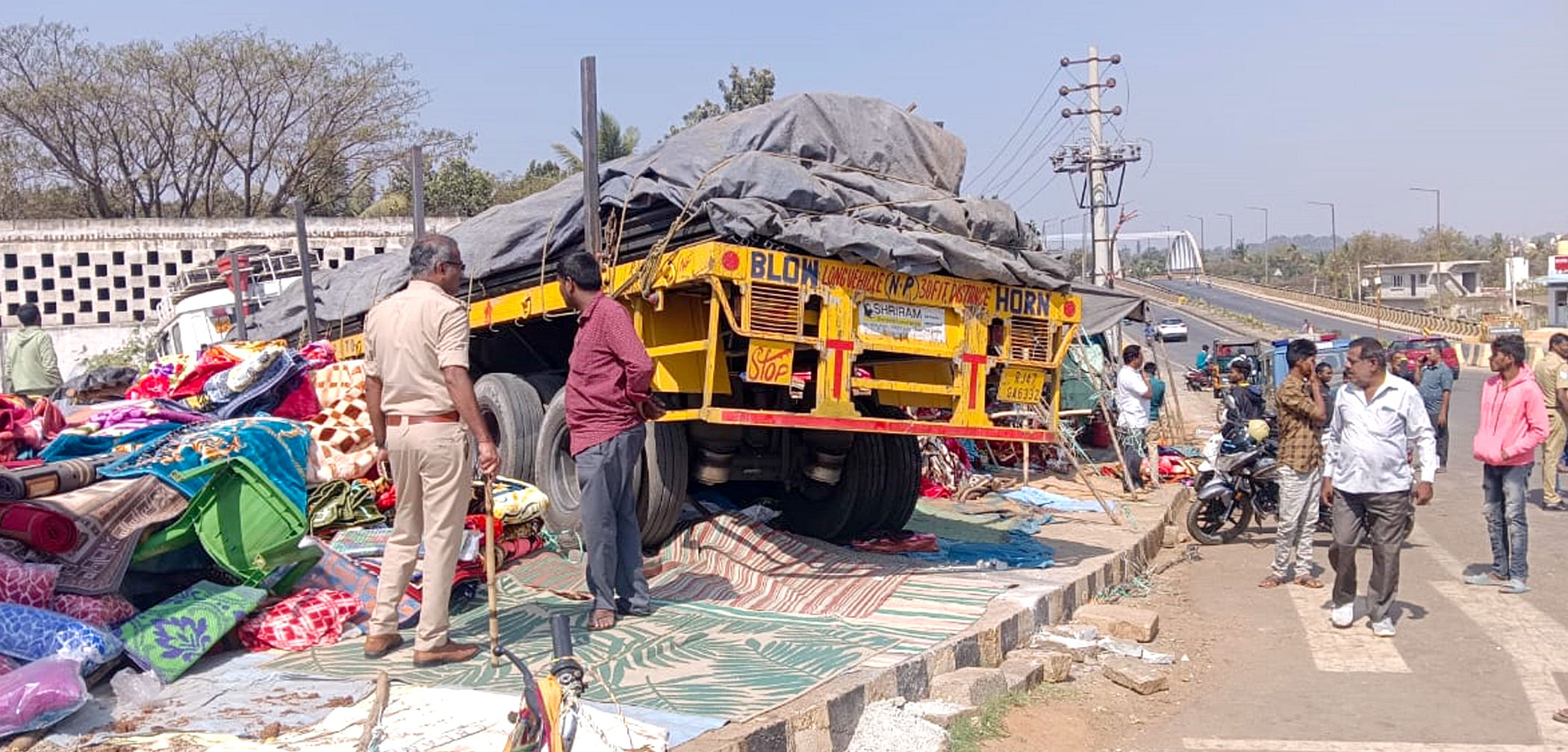 ದೊಡ್ಡಬಳ್ಳಾಪುರದ ಡಿ.ಕ್ರಾಸ್‌ ಸಮೀಪದ ದಿ.ಪಿಎಸ್‌ಐ ಜಗದೀಶ್ ವೃತ್ತದಲ್ಲಿ ಚಾಲಕನ‌ ನಿಯಂತ್ರಣ ತಪ್ಪಿದ ಲಾರಿ ಪುಟ್‌ಬಾತ್‌ನಲ್ಲಿದ್ದ ಬಟ್ಟೆ ಅಂಗಡಿಗೆ ಭಾನುವಾರ ಬೆಳಿಗ್ಗೆ ನುಗ್ಗಿದೆ