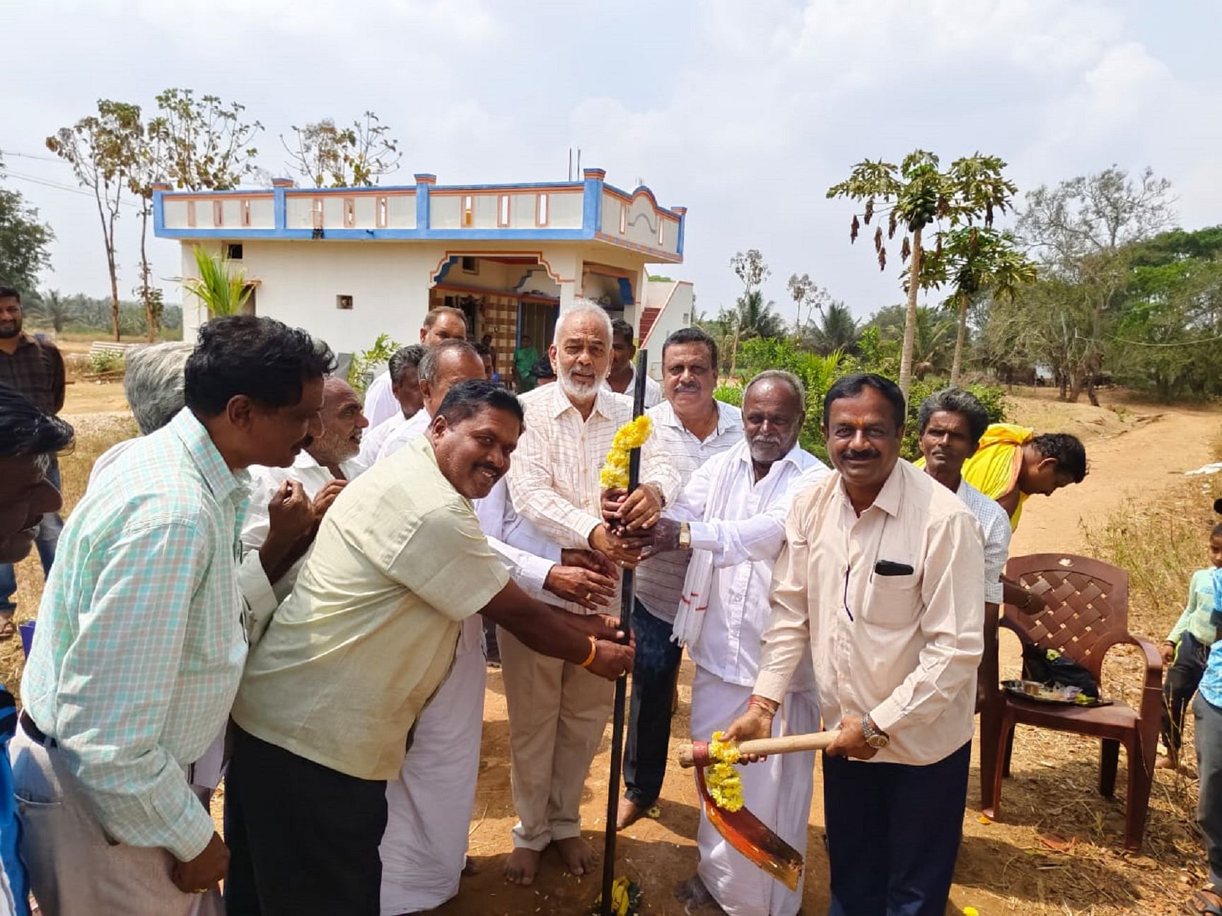 ಹೊಳೆನರಸಿಪುರ ತಾಲ್ಲೂಕಿನ ಹಳ್ಳಿಮೈಸೂರು ಹಾಗು ಚೋಳೇನಹಳ್ಳಿ ಗ್ರಾಮದಲ್ಲಿ ಶಾಸಕ ಎ. ಮಂಜು ರಸ್ತೆ ಹಾಗೂ ಚರಂಡಿ ಕಾಮಗಾರಿಗೆ ಭೂಮಿ ಪೂಜೆ ನಡೆಸಿದರು. ಗ್ರಾಮ ಪಂಚಾಯ್ತಿ ಅಧ್ಯಕ್ಷ ವಿಶ್ವನಾಥ್, ಮಾಜಿ ಅಧ್ಯಕ್ಷ ಬಾಲಗಂಗಾಧರ್, ಮಂಗಳವಾಡಿ ಬಾಬು, ನೀರಾವರಿ ಇಲಾಖೆಯ ಎಇಇ ವಿಜಯಕುಮಾರ್, ಎಂಜಿನಿಯರ್ ಮಂಜುಪ್ರಸಾದ್ ಪಾಲ್ಗೊಂಡಿದ್ದರು