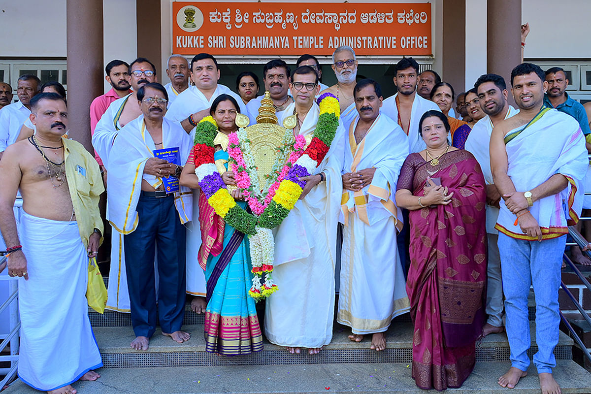 ಕುಕ್ಕೆ ಸುಬ್ರಹ್ಮಣ್ಯ ದೇವಳಕ್ಕೆ ಚಿನ್ನದ ಪ್ರಭಾವಳಿ ಸರ್ಪಿಸಲಾಯಿತು