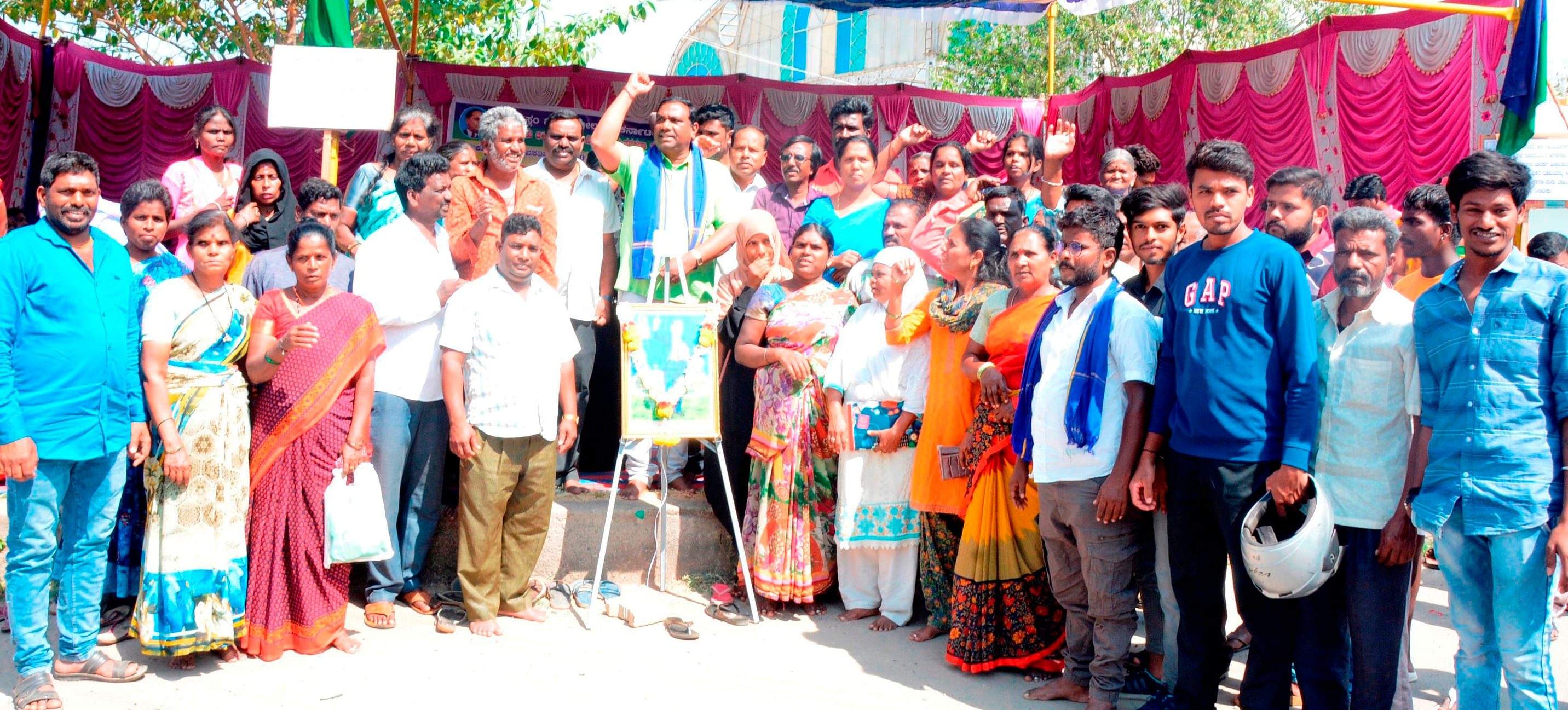 ತುಮಕೂರು ಜಿಲ್ಲಾಧಿಕಾರಿ ಕಚೇರಿ ಮುಂಭಾಗ ಸೋಮವಾರ ವಿವಿಧ ಬೇಡಿಕೆಗಳ ಈಡೇರಿಕೆಗೆ ಆಗ್ರಹಿಸಿ ಸ್ಲಂ ಸಮಿತಿಯಿಂದ ಪ್ರತಿಭಟನೆ ನಡೆಯಿತು. ಸ್ಲಂ ಸಮಿತಿ ಅಧ್ಯಕ್ಷ ಎ.ನರಸಿಂಹಮೂರ್ತಿ, ಪದಾಧಿಕಾರಿಗಳಾದ ಕಣ್ಣನ್, ಶಂಕ್ರಯ್ಯ, ಅರುಣ್, ತಿರುಮಲಯ್ಯ, ಜಾಬೀರ್‌ಖಾನ್‌, ಶಾರದಮ್ಮ ಇತರರು ಭಾಗವಹಿಸಿದ್ದರು