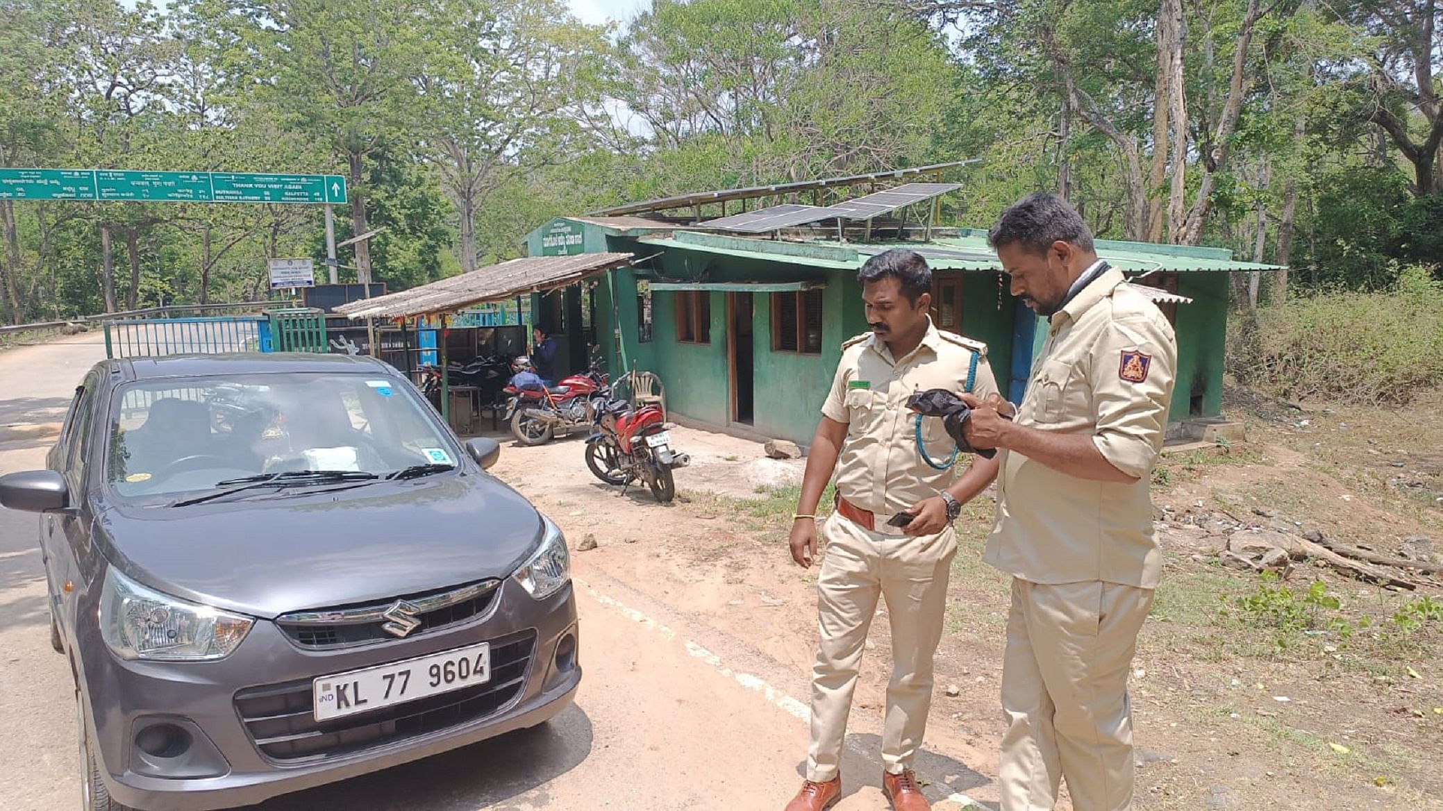 ಬಂಡೀಪುರದ ಮೂಲೆಹೊಳೆ ಚೆಕ್‌ಪೋಸ್ಟ್‌ನಲ್ಲಿ ಕೇರಳ ಕಡೆಯಿಂದ ಬಂದ ಕಾರೊಂದಕ್ಕೆ ಶುಲ್ಕ ವಿಧಿಸುತ್ತಿರುವುದು (ಸಂಗ್ರಹ ಚಿತ್ರ)