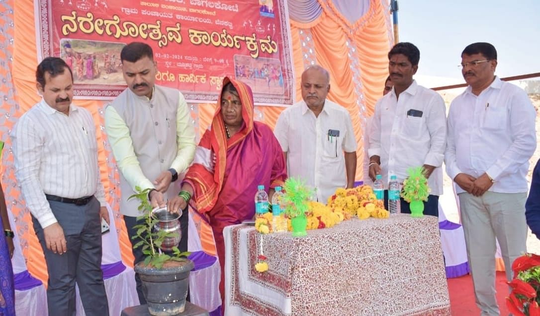 ರಾಂಪುರ: ಸಮೀಪದ ಮನ್ನಿಕಟ್ಟಿ ಗ್ರಾಮದಲ್ಲಿ ಶುಕ್ರವಾರ ನಡೆದ ನರೇಗೋತ್ಸವ ಕಾರ್ಯಕ್ರಮವನ್ನು ಜಿಪಂ ಸಿಇಒ ಶಶಿಧರ ಕುರೇರ ಸಸಿಗೆ ನೀರುಣಿಸಿ ಉದ್ಘಾಟಿಸಿದರು.