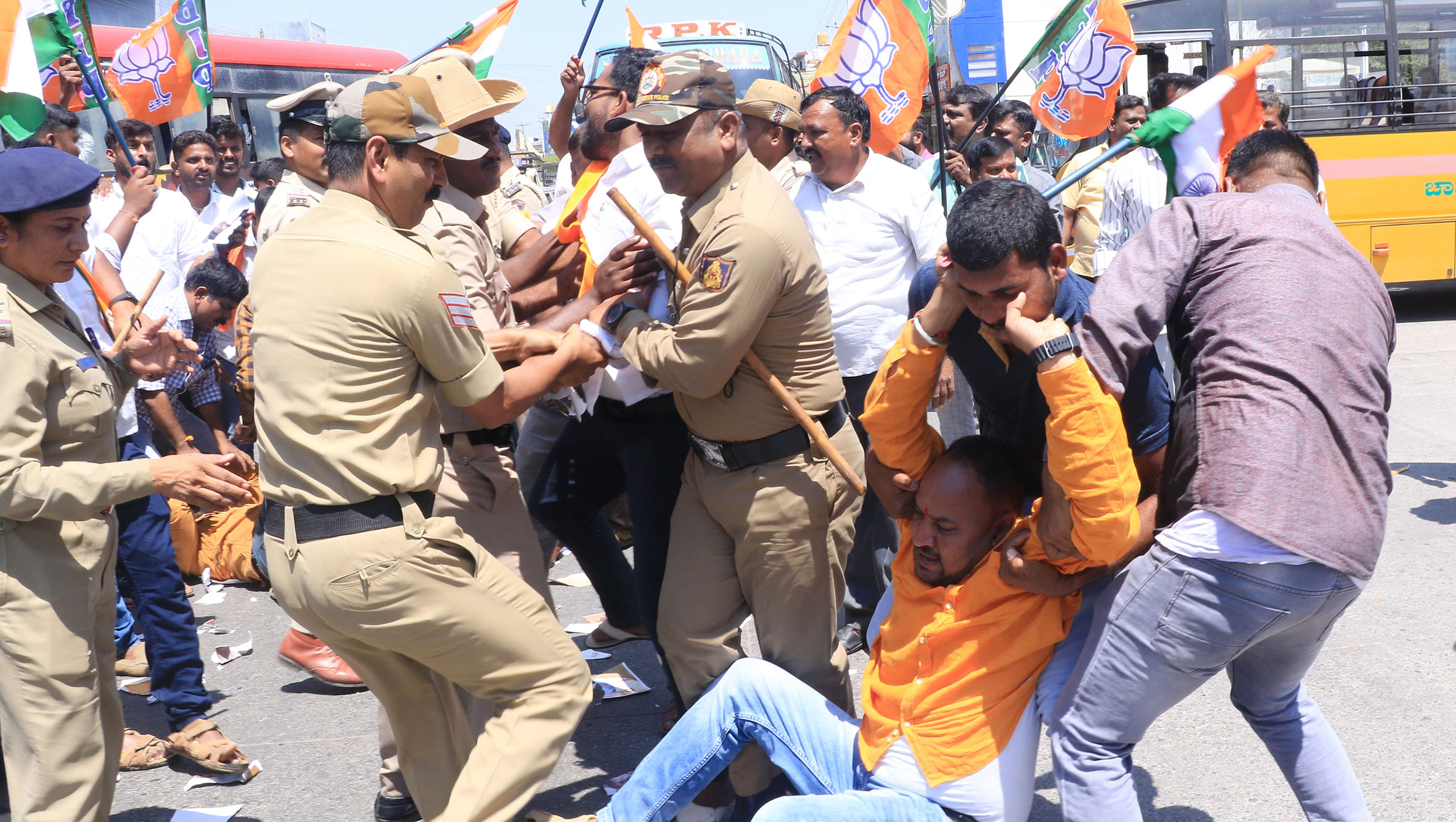 ಚಾಮರಾಜನಗರದ ಭುವನೇಶ್ವರಿ ವೃತ್ತದಲ್ಲಿ ಕಾಂಗ್ರೆಸ್‌ ಮುಖಂಡರ ಭಾವಚಿತ್ರ ಸುಡಲು ಯತ್ನಿಸಿದ ಬಿಜೆಪಿ ಮುಖಂಡರು ಪೊಲೀಸರು ಬಲವಂತವಾಗಿ ವಶಕ್ಕೆ ಪಡೆದರು