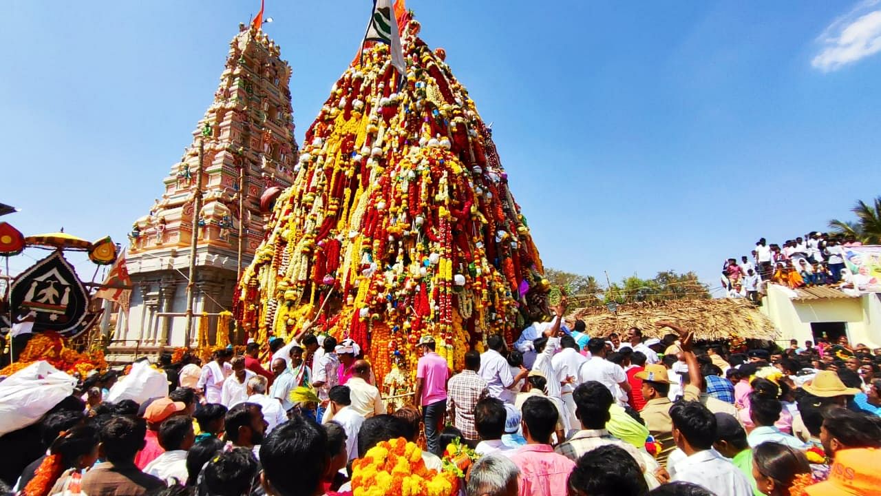 ಶಿರಾ ತಾಲ್ಲೂಕಿನ ಮಾಗೋಡು ಗೊಲ್ಲರಹಟ್ಟಿಯಲ್ಲಿ ಸೋಮವಾರ ನಡೆದ ಕಂಬದ ರಂಗನಾಥ ಹೂವಿನ ರಥೋತ್ಸವ