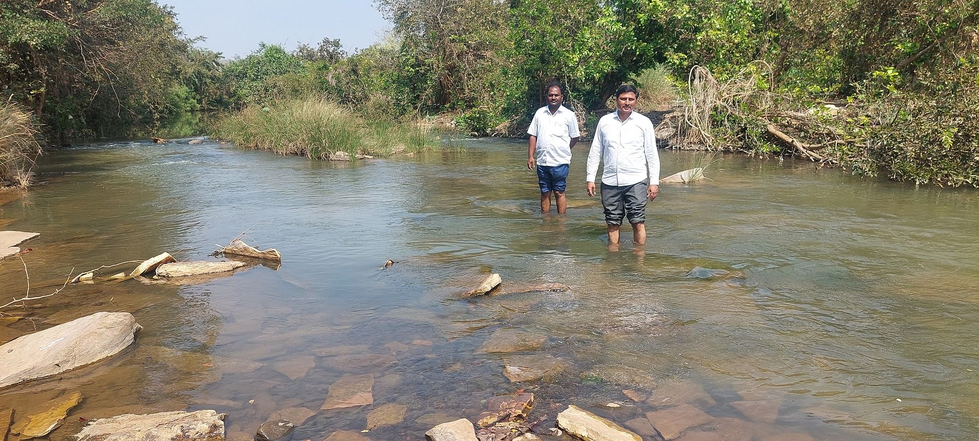 ಚಿಂಚೋಳಿ ತಾಲ್ಲೂಕಿನ ಚಂದ್ರAಪಳ್ಳಿ ಜಲಾಶಯದಿಂದ ರೈತರ ಹೊಲಗಳಿಗೆ ಬಿಟ್ಟಿರುವ ನೀರು ವ್ಯರ್ಥ ಪೋಲಾಗುತ್ತಿರುವುದು ಸರನಾಲದಲ್ಲಿ ಹರಿಯುತ್ತಿರುವ ನೀರು ಎಪಿಎಂಸಿ ಮಾಜಿ ಅಧ್ಯಕ್ಷ ಹಾಗೂ ಪ್ರಗತಿಪರ ರೈತ ನಾರಾಯಣ ಕೊಟ್ರಕಿ ತೋರಿಸಿದರು