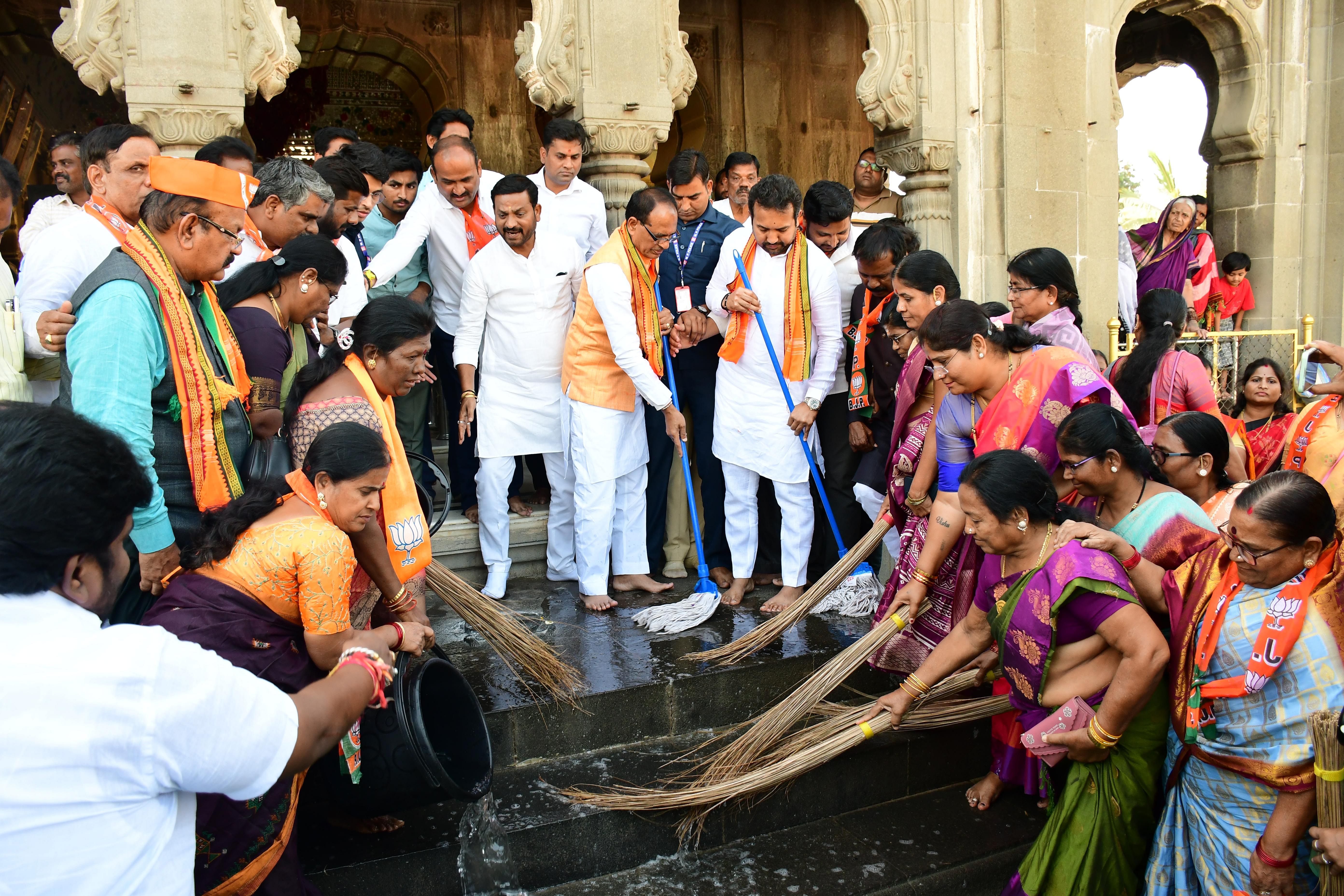 ಕಲಬುರಗಿಯಲ್ಲಿ ಬುಧವಾರ ಸ್ವಚ್ಛತಾ ಅಭಿಯಾನದ ಅಂಗವಾಗಿ ಶರಣಬಸವೇಶ್ವರ ದೇವಸ್ಥಾನದ ಆವರಣವನ್ನು ಮಾಜಿ ಸಿಎಂ ಶಿವರಾಜ್ ಸಿಂಗ್ ಚೌಹಾಣ್, ನಗರ ಘಟಕದ ಅಧ್ಯಕ್ಷ ಚಂದು ಪಾಟೀಲ ಸ್ವಚ್ಛಗೊಳಿಸಿದರು. ಸಂಸದ ಡಾ.ಉಮೇಶ ಜಾಧವ ಸೇರಿ ಪಕ್ಷದ ಮುಖಂಡರು, ಕಾರ್ಯಕರ್ತರು ಹಾಜರಿದ್ದರು