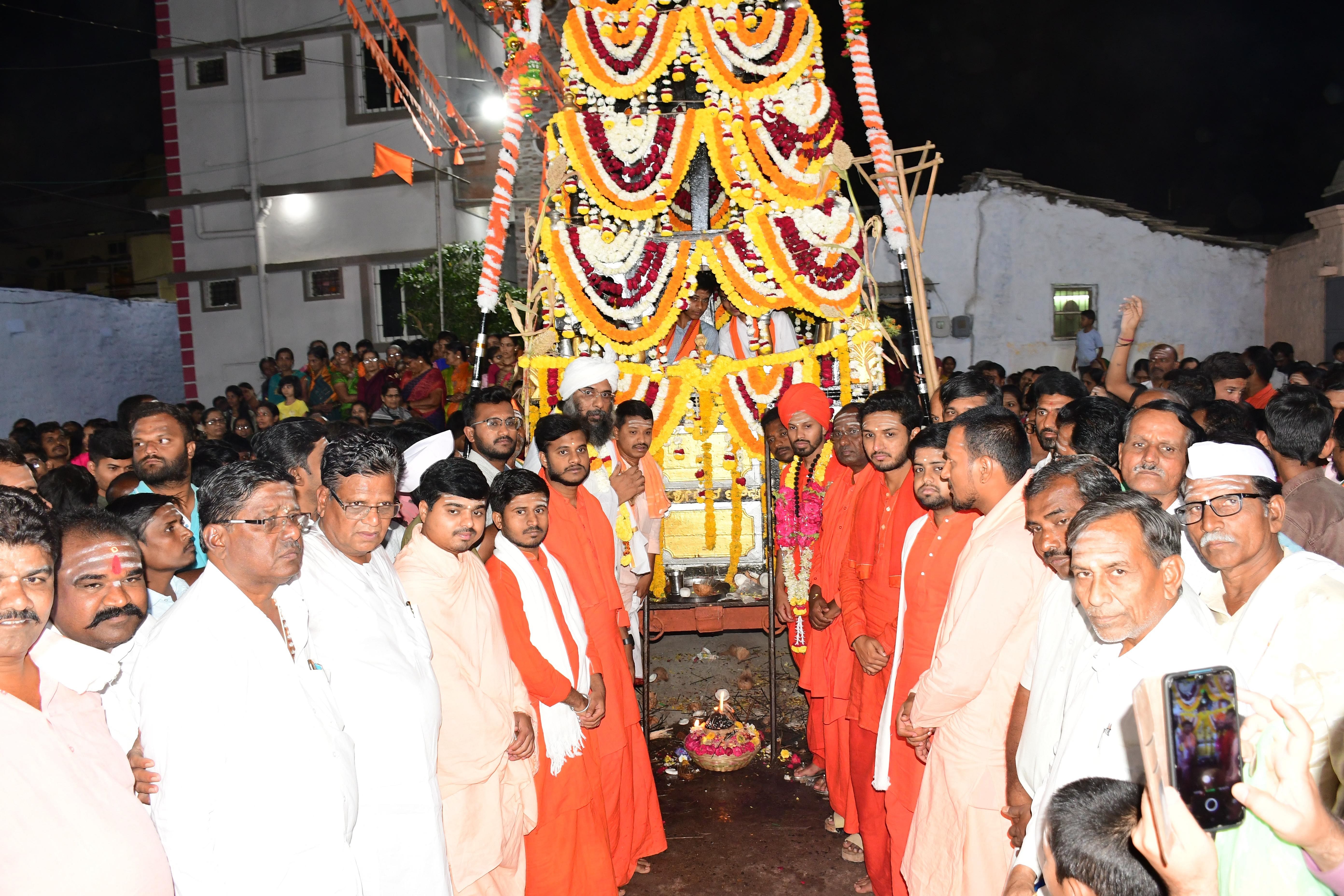 ಕಲಬುರಗಿಯ ಮಕ್ತಂಪುರ ಗದ್ದುಗೆ ಮಠದ ರೇವಣಸಿದ್ಧೇಶ್ವರ ಜಾತ್ರಾ ಮಹೋತ್ಸವದ ರೇವಣಸಿದ್ಧೇಶ್ವರ ರಥೋತ್ಸವ ಜರುಗಿತು