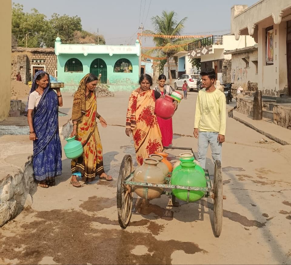 ಬಸವನಬಾಗೇವಾಡಿ ತಾಲ್ಲೂಕಿನ ನಾಗೂರ ಗ್ರಾಮದಲ್ಲಿ ಕುಡಿಯುವ ನೀರಿಗಾಗಿ ತೋಟಕ್ಕೆ ತೆರಳುತ್ತಿರುವ ಮಹಿಳೆಯರು