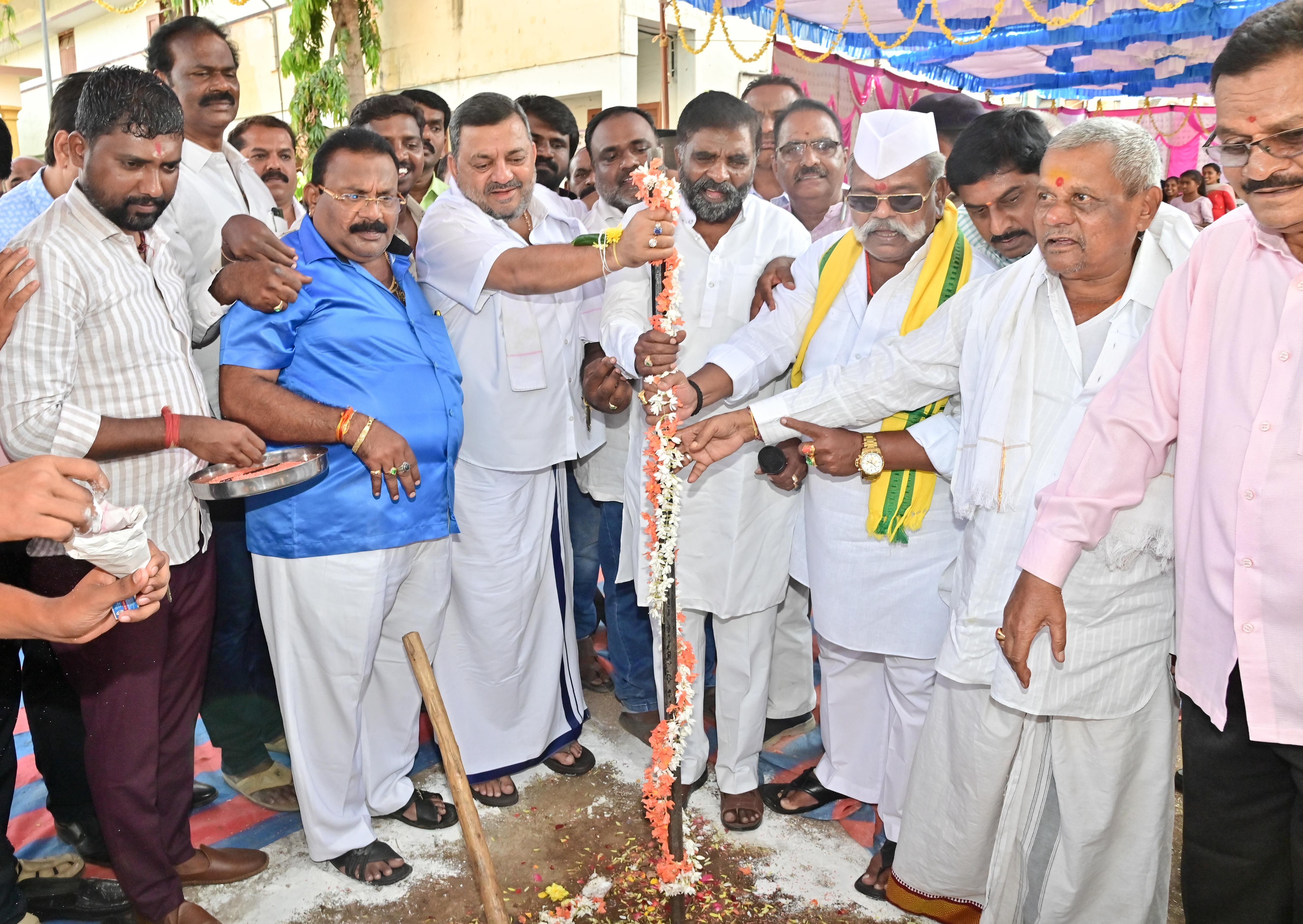 ದಾವಣಗೆರೆಯ ಆದಿ ಕರ್ನಾಟಕ ವಿದ್ಯಾಭಿವೃದ್ಧಿ ಸಂಘದ ವಿದ್ಯಾರ್ಥಿ ನಿಲಯಕ್ಕೆ ಜಿಲ್ಲಾ ಉಸ್ತುವಾರಿ ಸಚಿವ ಎಸ್‌.ಎಸ್‌.ಮಲ್ಲಿಕಾರ್ಜುನ್‌ ಸೋಮವಾರ ಭೂಮಿಪೂಜೆ ನೆರವೇರಿಸಿದರು. ಸಂಘದ ಅಧ್ಯಕ್ಷ ಎಲ್.ಎಂ. ಹನುಮಂತಪ್ಪ, ಕಾರ್ಯದರ್ಶಿ ಬಿ.ಎಚ್ ವೀರಭದ್ರಪ್ಪ ಇತರರು ಇದ್ದಾರೆ –ಪ್ರಜಾವಾಣಿ ಚಿತ್ರ