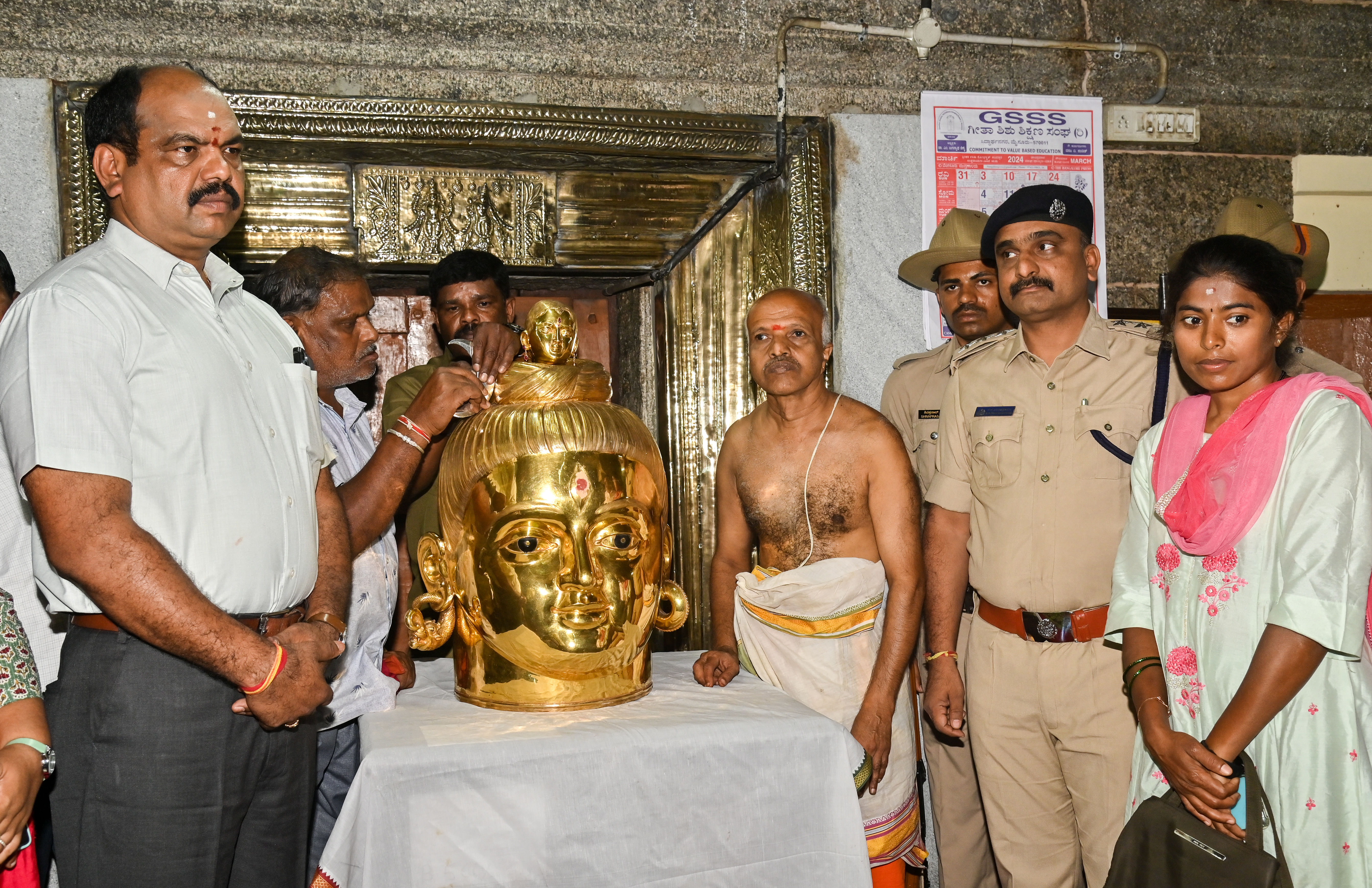 ಮೈಸೂರು ಅರಮನೆಯ ತ್ರಿನೇಶ್ವರ ಸ್ವಾಮಿ ದೇವಸ್ಥಾನಕ್ಕೆ ಶಿವರಾತ್ರಿ ಆಚರಣೆ ಹಿನ್ನೆಲೆಯಲ್ಲಿ ಗುರುವಾರ ಖಜಾನೆಯಿಂದ ಚಿನ್ನದ ಕೊಳಗವನ್ನು ಹಸ್ತಾಂತರಿಸಲಾಯಿತು. ಚಾಮುಂಡಿ ದೇವಸ್ಥಾನದ ಆಡಳಿತಾಧಿಕಾರಿ ಕೃಷ್ಣ, ಎಸಿಪಿ ಚಂದ್ರಶೇಖರ್ ಹಾಜರಿದ್ದರು –ಪ್ರಜಾವಾಣಿ ಚಿತ್ರ