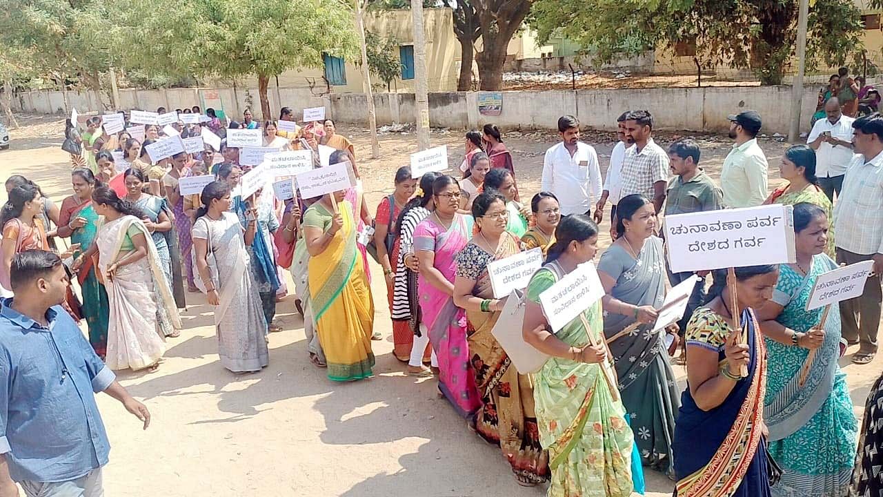 ಪಾವಗಡದಲ್ಲಿ ಶನಿವಾರ ಮತದಾನದ ಜಾಗೃತಿ ಮೂಡಿಸುವ ಸಲುವಾಗಿ ಜಾಥಾ ನಡೆಯಿತು