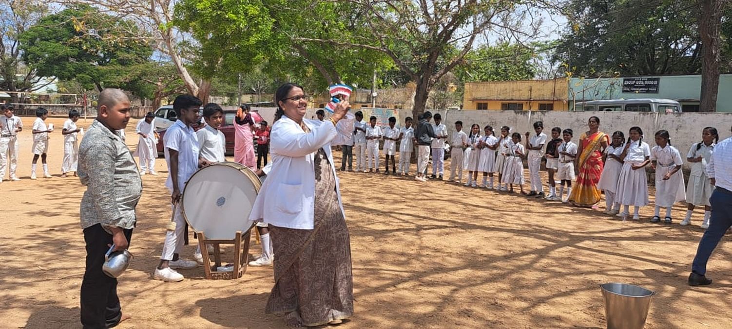 ಚಾಮರಾಜನಗರದ ಪಿಡಬ್ಲ್ಯುಡಿ ಕಾಲೊನಿಯ ಸರ್ಕಾರಿ ಶಾಲೆಯಲ್ಲಿ ಮಕ್ಕಳಿಗೆ ಇತ್ತೀಚೆಗೆ ಹಲ್ಲುಜ್ಜುವ ವಿಧಾನದ ಪ್ರಾತ್ಯಕ್ಷಿಕೆಯನ್ನು ಡಾ.ಪ್ರಿಯದರ್ಶಿನಿ ನೀಡಿದರು