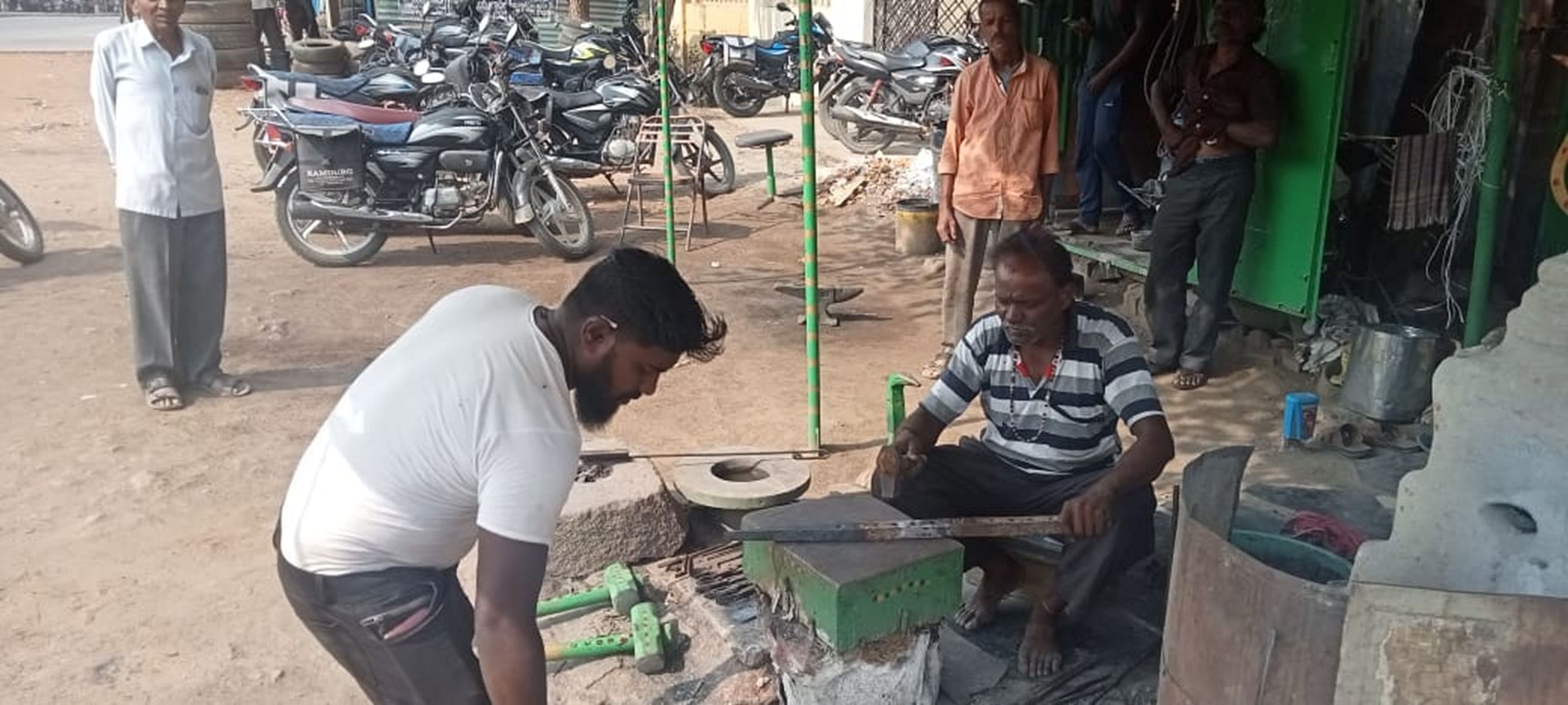 ಕುಲುಮೆಯಲ್ಲಿ ಕಾಯಕ ನಿರತ ತುಕಾರಾಂ ಸಾಳುಂಕೆ ಹಾಗೂ ಮಿಥುನ್‌