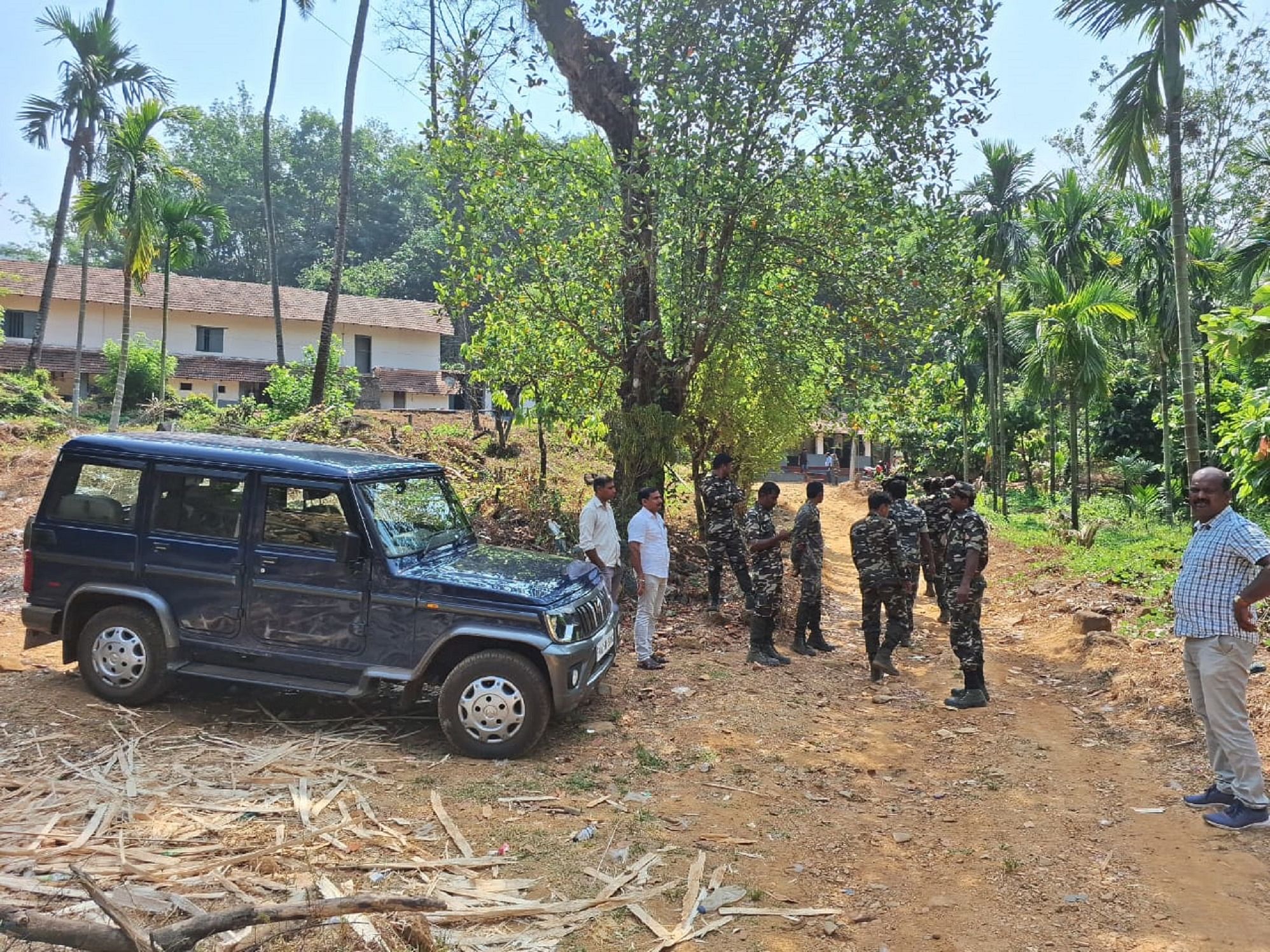 ‘ಶಂಕಿತ ನಕ್ಸಲರು ಬಂದಿದ್ದರು’ ಎನ್ನಲಾದ ಕೊಡಗು ಜಿಲ್ಲೆಯ ಮಡಿಕೇರಿ ತಾಲ್ಲೂಕಿನ ಕಡಮಕಲ್‌ ಸಮೀಪದ ಕೂಜಿಮಲೆಗೆ ಸೋಮವಾರ ನಕ್ಸಲ್ ನಿಗ್ರಹ ಪಡೆಯ ಸಿಬ್ಬಂದಿ ಹಾಗೂ ಪೊಲೀಸರು ಭೇಟಿ ನೀಡಿದ್ದರು.