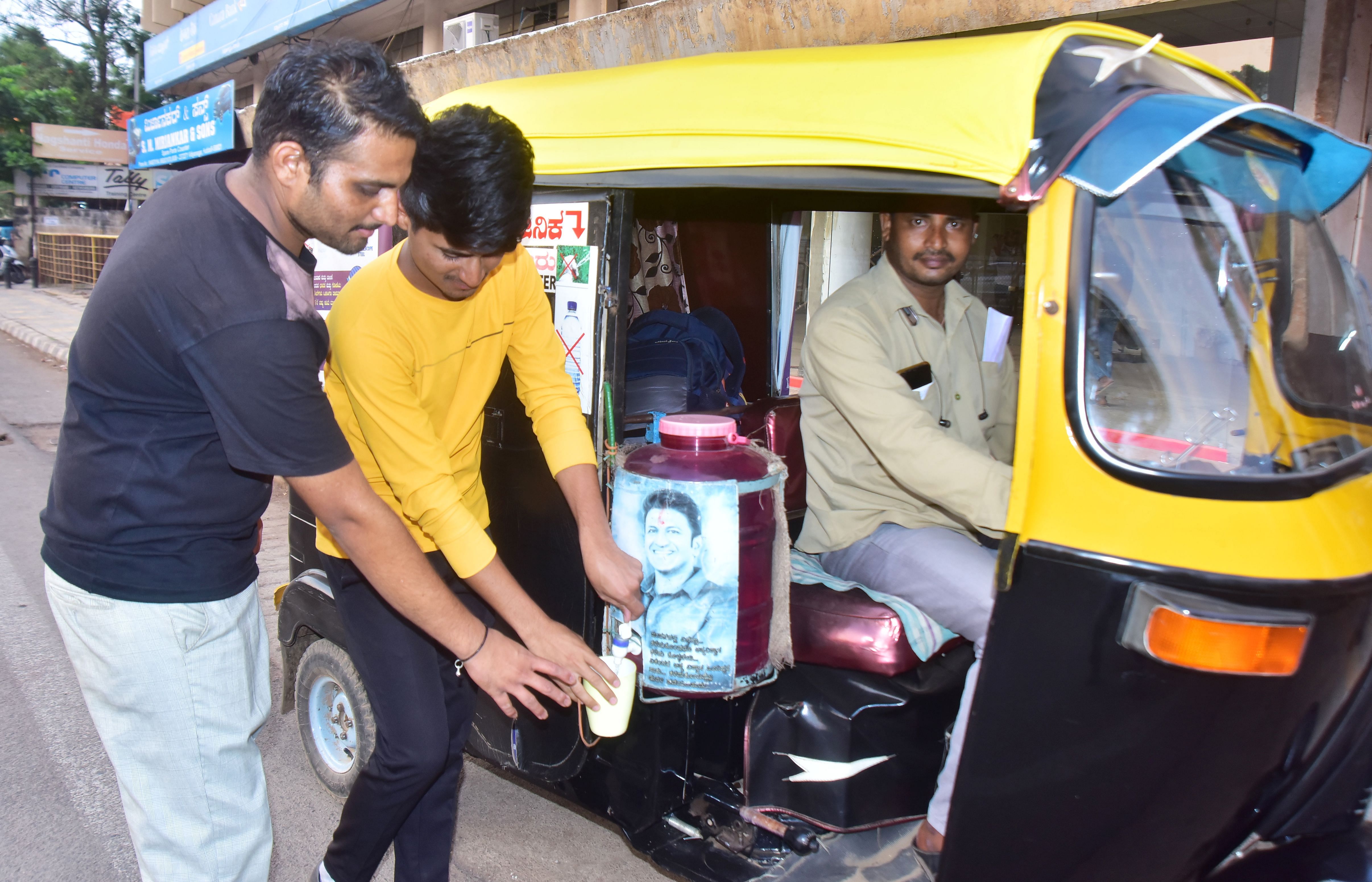 ಹುಬ್ಬಳ್ಳಿಯಲ್ಲಿ ನಾಗರಾಜ ಅವರ ಅಟೊರಿಕ್ಷಾದಲ್ಲಿ ಅಳವಡಿಸಲಾದ ಕ್ಯಾನ್‌ನಿಂದ ಯುವಕರು ನೀರು ಕುಡಿಯುತ್ತಿರುವುದು –ಪ್ರಜಾವಾಣಿ ಚಿತ್ರ: ಗುರು ಹಬೀಬ