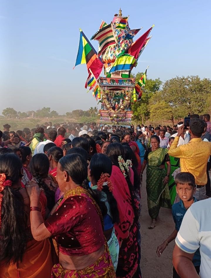 ಗುಂಡ್ಲುಪೇಟೆ ತಾಲ್ಲೂಕಿನ ರಾಘವಾಪುರದಲ್ಲಿ ನಡೆದ ಪಟ್ಟಲದಮ್ಮ ಜಾತ್ರಾ ಮಹೋತ್ಸವದಲ್ಲಿ ಭಾನುವಾರ ಸಂಜೆ ಮಹಿಳೆಯರು ರಥ ಎಳೆದರು