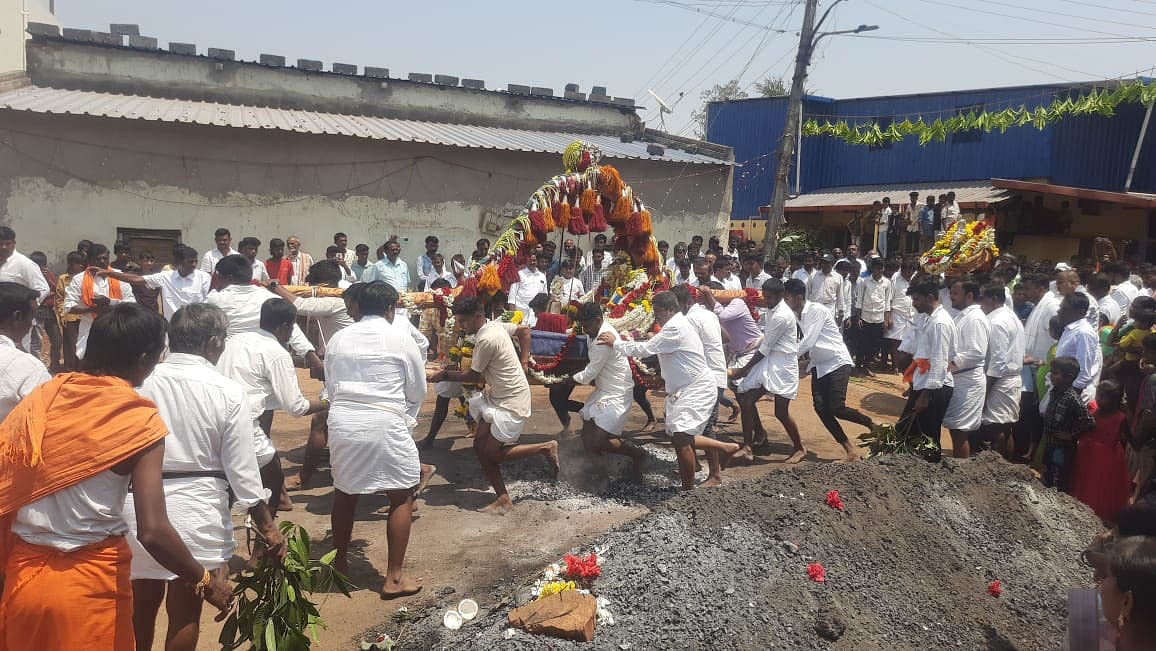 ಚಿಕ್ಕಜಾಜೂರು ಸಮೀಪದ ಅರಸನಘಟ್ಟ ಗ್ರಾಮದಲ್ಲಿ ಸೋಮವಾರ ಬೆಳಿಗ್ಗೆ ಬಸವೇಶ್ವರ ಸ್ವಾಮಿ ಕೆಂಡಾರ್ಚನೆ ನಡೆಯಿತು.