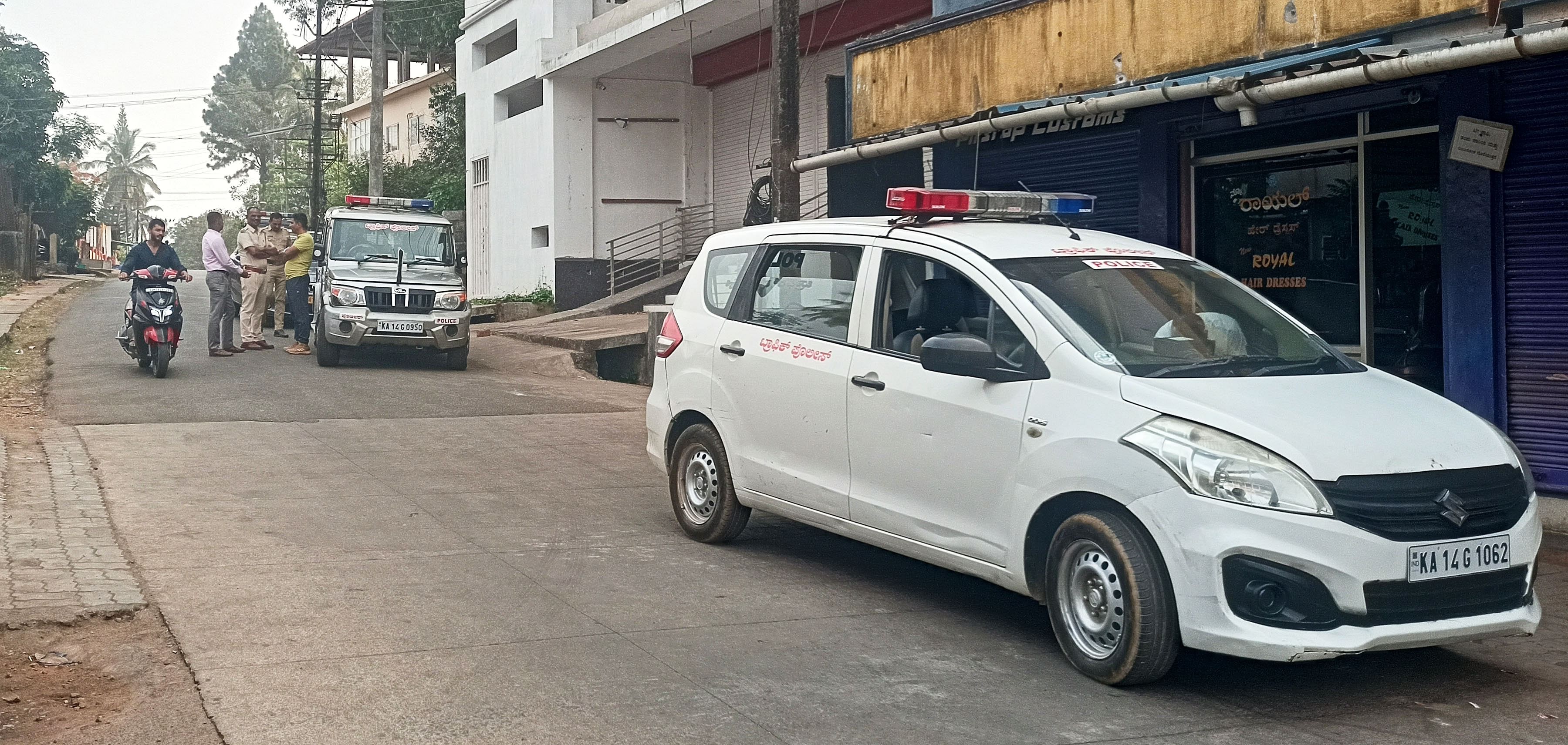 ಶೋಧ ನಡೆಸಲು ಬುಧವಾರ ತೀರ್ಥಹಳ್ಳಿಗೆ ಬಂದಿದ್ದ ಎನ್‌ಐಎ ಅಧಿಕಾರಿಗಳಿಗೆ ಸ್ಥಳೀಯ ಪೊಲೀಸರು ಭದ್ರತೆ ಒದಗಿಸಿದರು