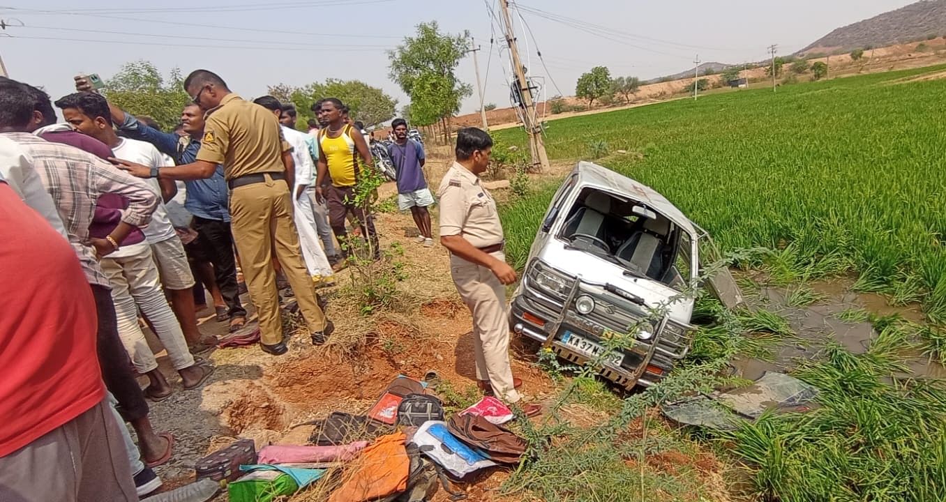 ಕನಕಗಿರಿ ಸಮೀಪದ ವಿಠಲಾಪುರ ಕೆರೆ ಪರಿಸರದ ಗದ್ದೆಯಲ್ಲಿ ಶಾಲಾ ವಾಹನ ಉರುಳಿರುವುದು