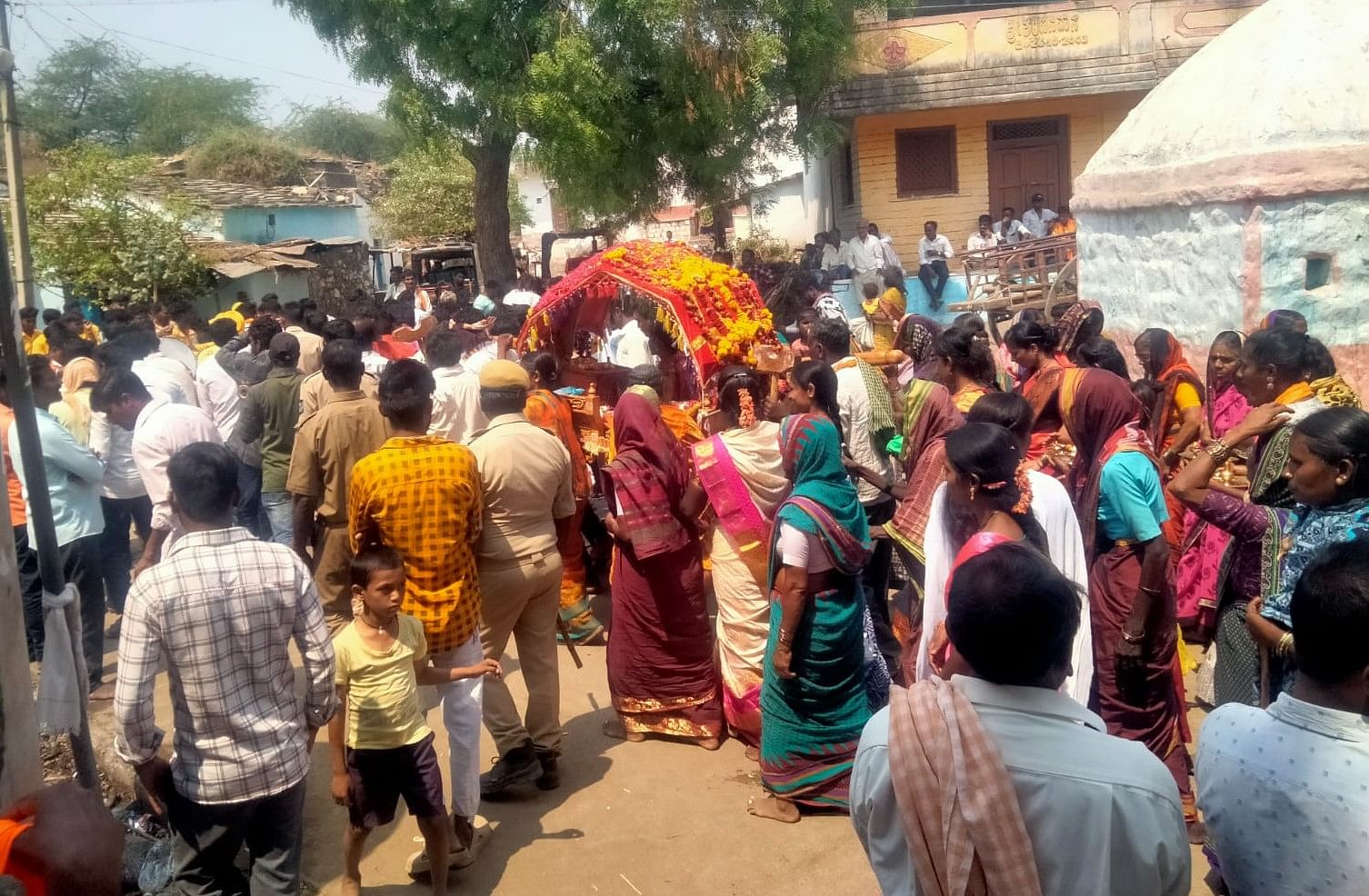 ಕಾಳಗಿ ತಾಲ್ಲೂಕಿನ ಬಣಬಿ ಗ್ರಾಮದಲ್ಲಿ ಮಂಗಳವಾರ ಎಲ್ಲಮ್ಮದೇವಿ ಪಲ್ಲಕ್ಕಿ ಮೆರವಣಿಗೆ ಜರುಗಿತು