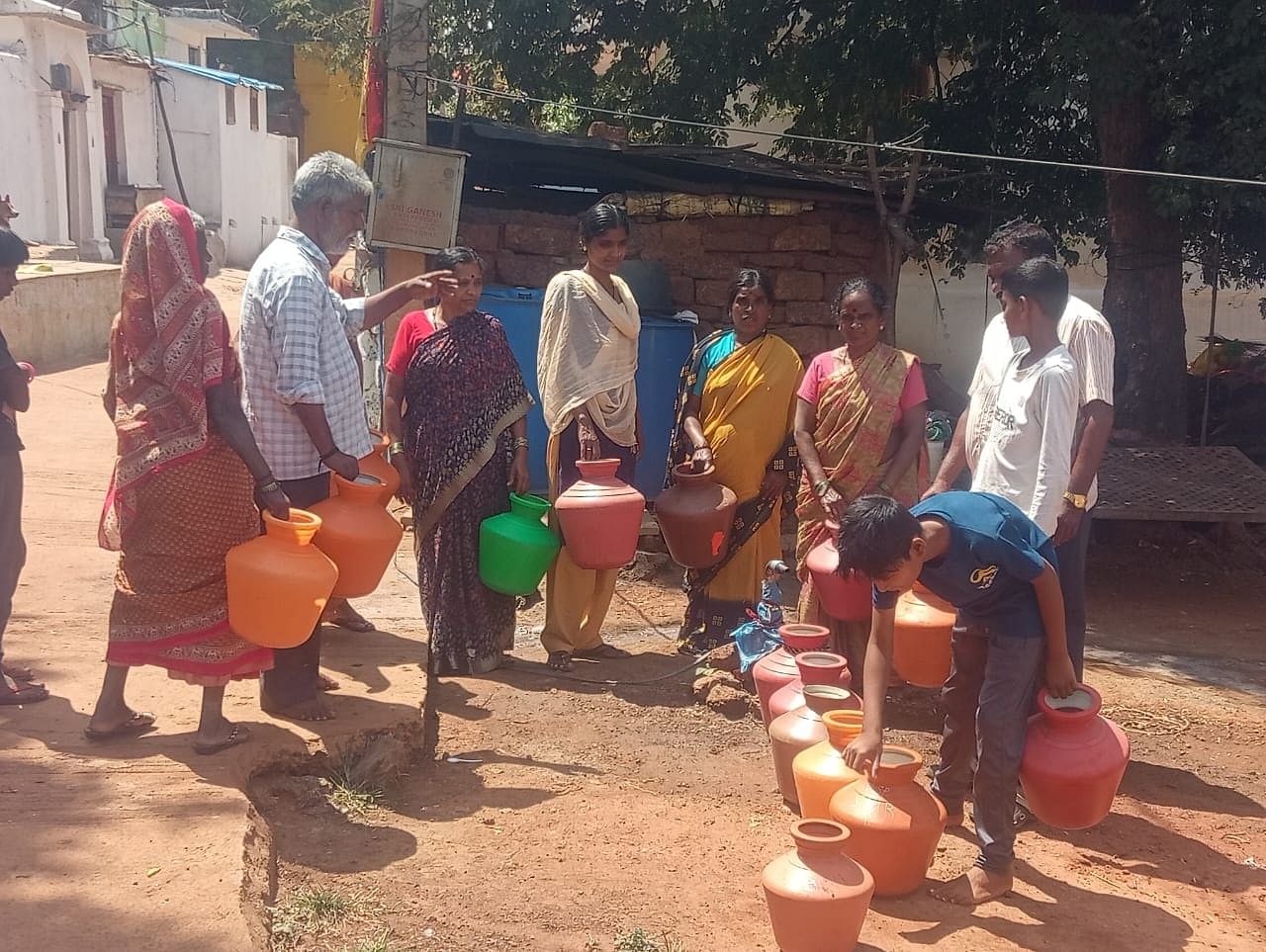 ಹುಮನಾಬಾದ್ ಪಟ್ಟಣದ ಉಪಾರ್ ಬಡಾವಣೆಯಲ್ಲಿ ಸಾರ್ವಜನಿಕರು ನೀರು ಹಿಡಿದುಕೊಳ್ಳಲು ಸರತಿ ಸಾಲಿನಲ್ಲಿ ನಿಂತಿರುವುದು 