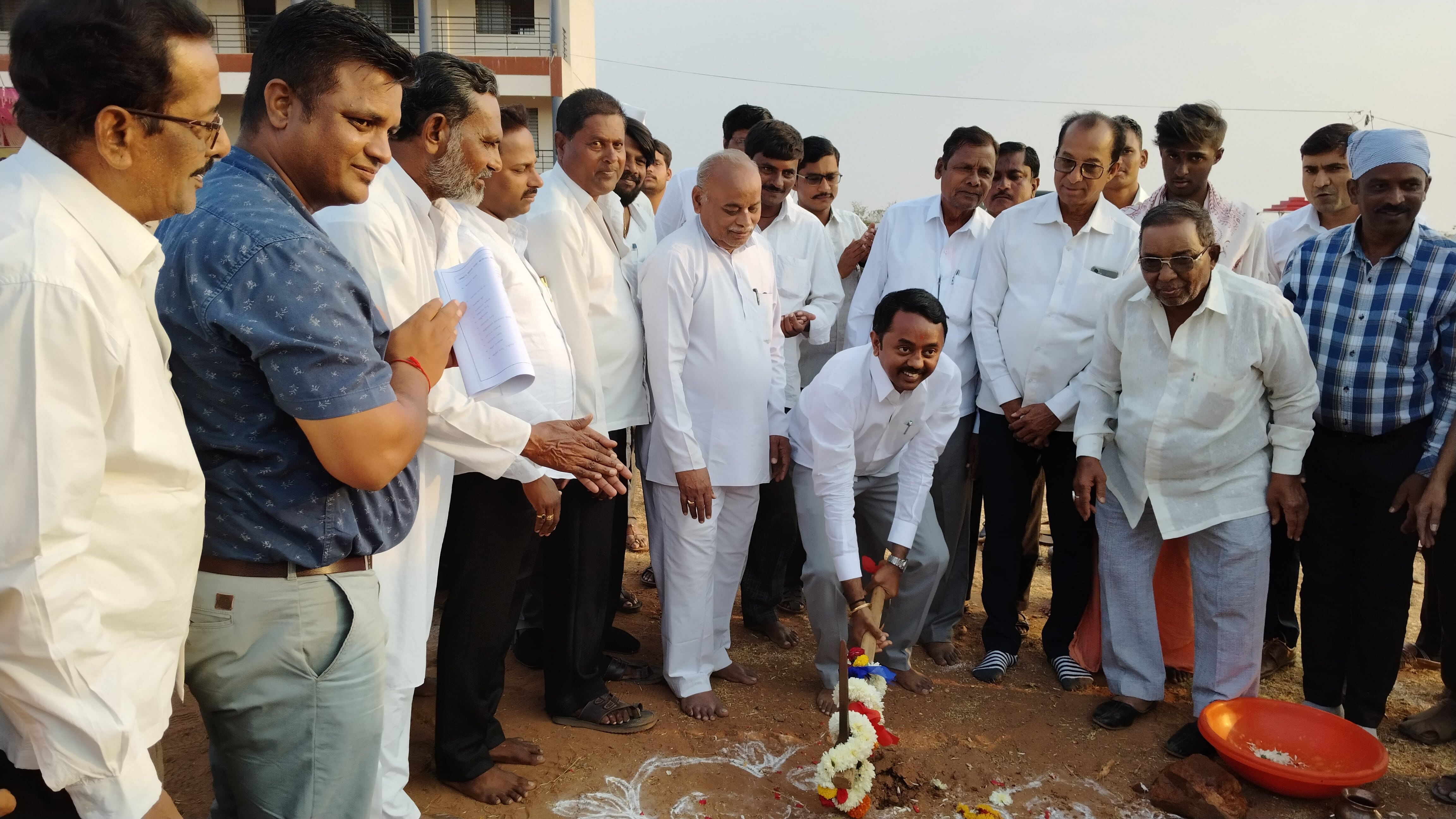 ಕೆರೂರ ಸರ್ಕಾರಿ ಪ್ರಥಮ ದರ್ಜೆ ಕಾಲೇಜಿನ ಹೆಚ್ಚುವರಿ ಕೊಠಡಿಗಳ ನಿರ್ಮಾಣ ಕಾಮಗಾರಿಗೆ ಶಾಸಕ ಭೀಮಸೇನ ಚಿಮ್ಮನಕಟ್ಟಿ ಭೂಮಿ ಪೂಜೆ ನೆರವೇರಿಸಿದರು