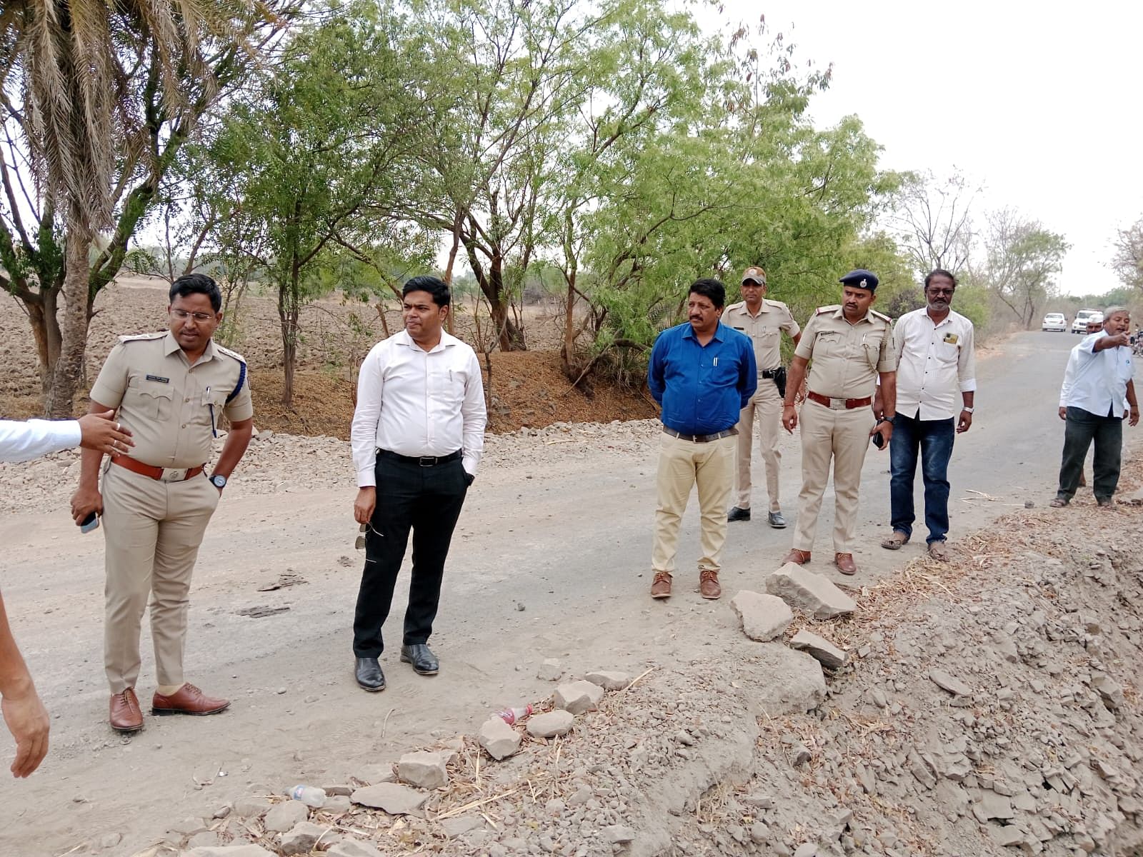 ತಿಕೊಟಾ ತಾಲ್ಲೂಕಿನ ಅಳಗಿನಾಳ ಗ್ರಾಮದ ಹತ್ತಿರ ಮಹಾರಾಷ್ಟ್ರ ಗಡಿ ರಸ್ತೆಗೆ ಹೊಂದಿಕೊಂಡಿರುವ ವಾಹನ ಸವಾರರಿಗೆ ಅಪಾಯವಿರುವ ಭಾವಿಯನ್ನು ಜಿಲ್ಲಾಧಿಕಾರಿ ಟಿ. ಭೂಬಾಲನ ವೀಕ್ಷಿಸಿದರು