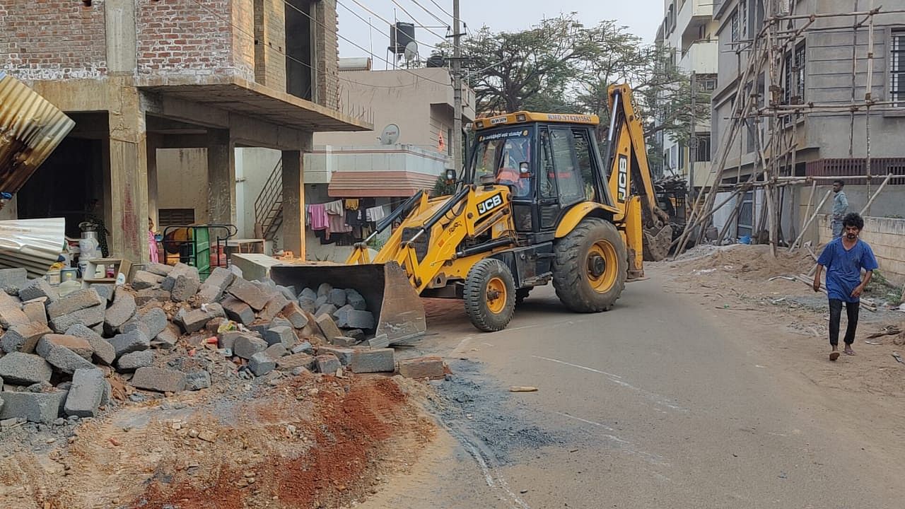 ಹುಬ್ಬಳ್ಳಿ ಸುಭಾಷನಗರದ ಮುಖ್ಯರಸ್ತೆಯಲ್ಲಿ ಸಂಗ್ರಹಿಸಿಟ್ಟಿದ್ದ ಕಟ್ಟಡ ಸಾಮಗ್ರಿಗಳ ತೆರವು ಕಾರ್ಯಾಚರಣೆ ಮಂಗಳವಾರ ಪಾಲಿಕೆಯಿಂದ ನಡೆಯಿತು