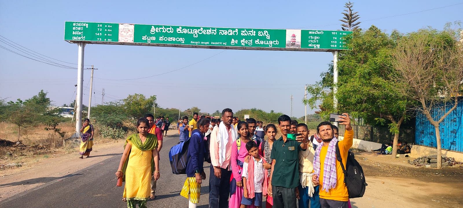 ಕೊಟ್ಟೂರಿಗೆ ಆಗಮಿಸಿದ ಪಾದಯಾತ್ರಿಕರು ದ್ವಾರಬಾಗಿಲಿಗೆ ಸಮೀಪಿಸುತ್ತಿದ್ದಂತೆ ಸಂತಸದಿಂದ ಸೆಲ್ಫಿ ತೆಗೆದುಕೊಳ್ಳುತ್ತಿರುವುದು