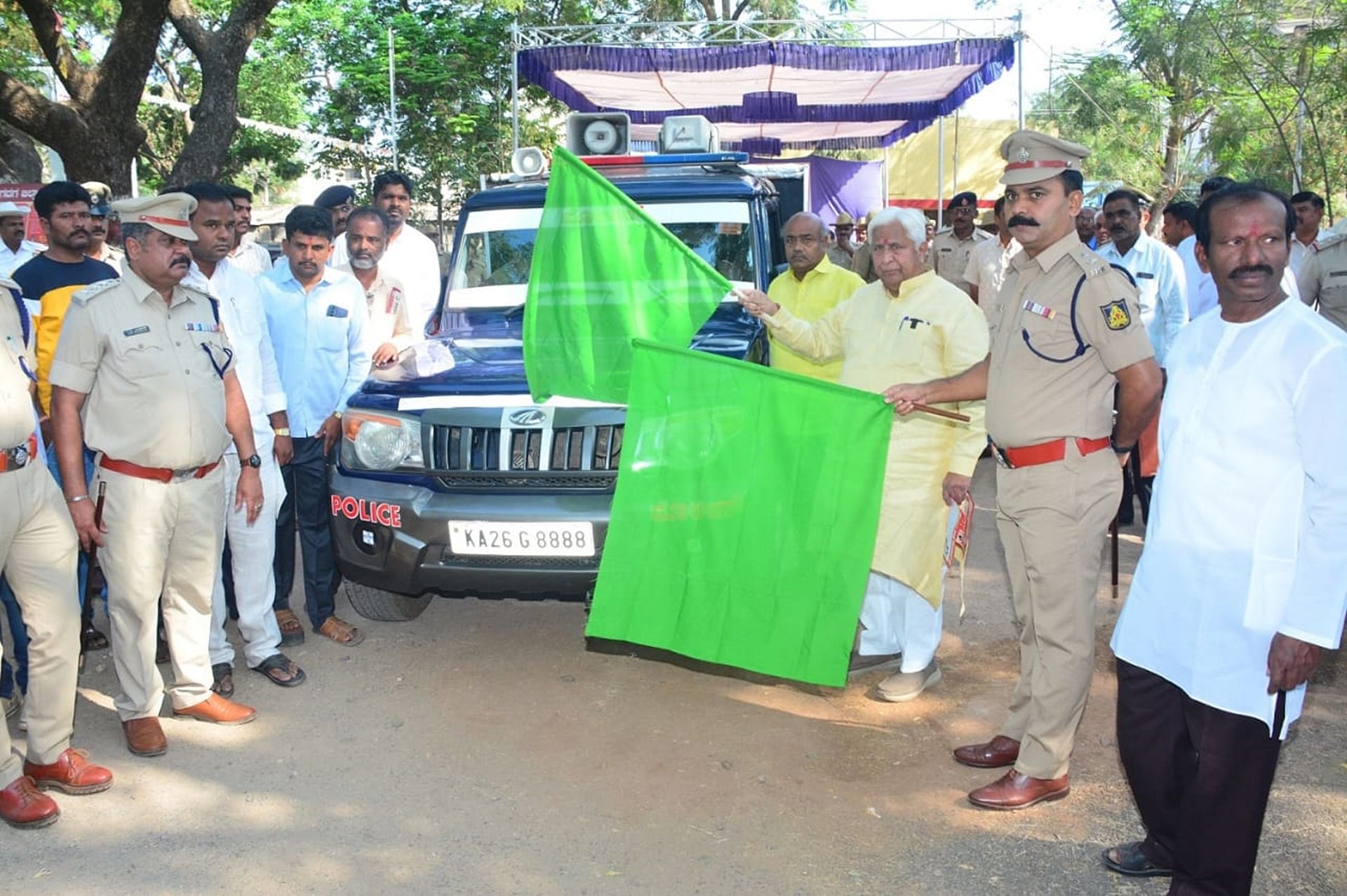 ಗದಗ ನಗರದ ಶಹರ ಪೊಲೀಸ್ ಠಾಣೆ ಆವರಣದಲ್ಲಿ ಗುರುವಾರ ನಡೆದ ‘ಕೀಲಿ ಹಾಕಿದ ಮನೆಗಳ ಕಣ್ಗಾವಲು ವ್ಯವಸ್ಥೆ’ ಜಾರಿ ಕಾರ್ಯಕ್ರಮದಲ್ಲಿ ಪೊಲೀಸ್ ಜಾಗೃತಿ ವಾಹನಕ್ಕೆ ಸಚಿವ ಎಚ್‌.ಕೆ.ಪಾಟೀಲ ಚಾಲನೆ ನೀಡಿದರು. ಎಸ್‌ಪಿ ಬಿ.ಎಸ್‌.ನೇಮಗೌಡ, ಎಎಸ್‌ಪಿ ಎಂ.ಬಿ. ಸಂಕದ ಪಾಲ್ಗೊಂಡಿದ್ದರು