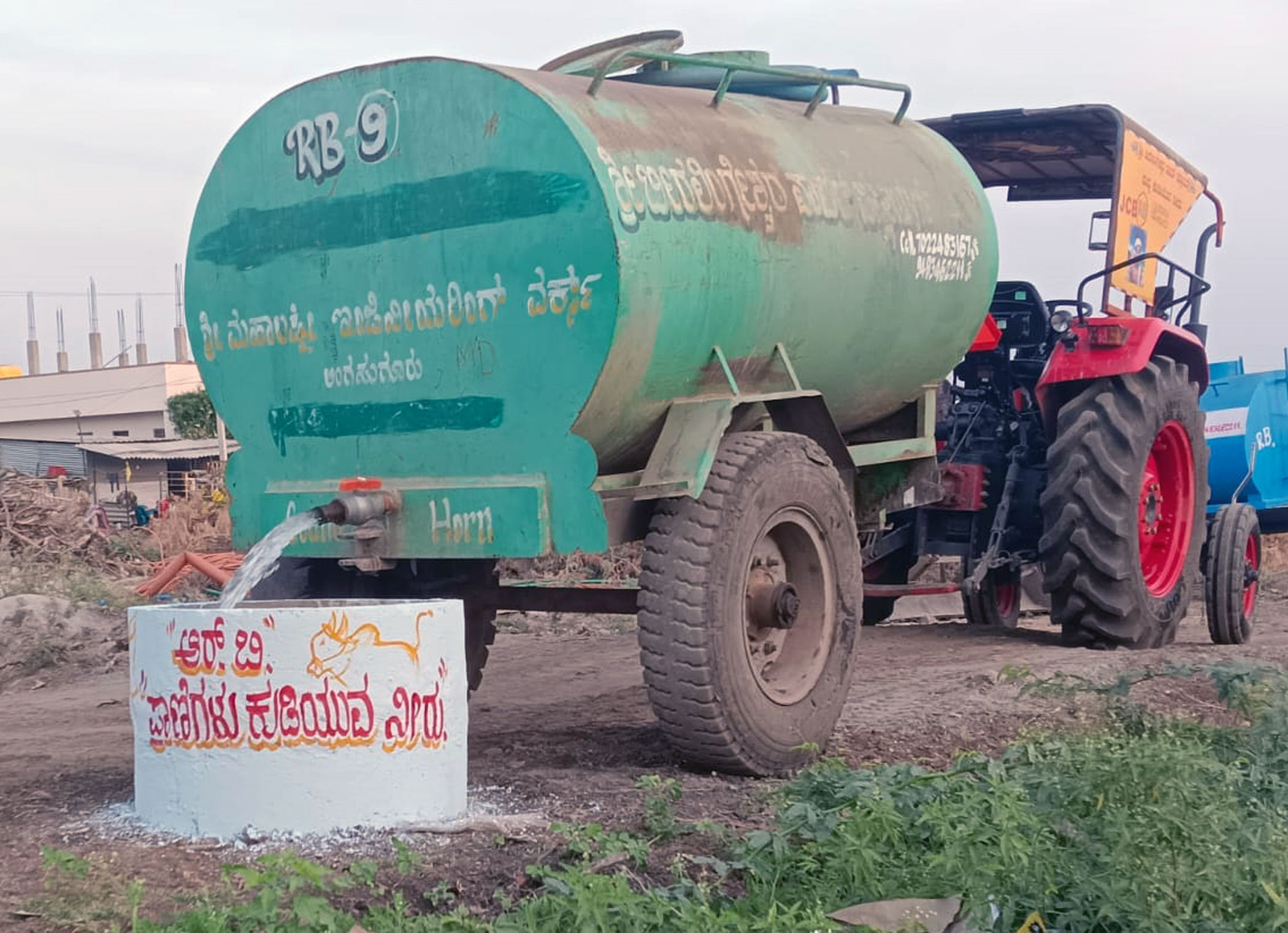 ಲಿಂಗಸುಗೂರು ಸಮೀಪದ ಯಲಗಲದಿನ್ನಿ ಹೊರ ವಲಯದಲ್ಲಿ ಆರಂಭಿಸಿದ ಪ್ರಾಣಿ, ಪಕ್ಷಿಗಳ ನೀರನ ಅರವಟ್ಟಿಗೆಗೆ ಟ್ಯಾಂಕರ್ ಮೂಲಕ ನೀರು ತುಂಬಿಸುತ್ತಿರುವುದು