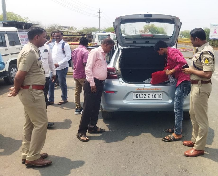 ಚೆಕ್‌ಪೋಸ್ಟ್‌ನಲ್ಲಿ ಕಾರಿನ ತಪಾಸಣೆ ಮಾಡುತ್ತಿರುವ ತಹಶೀಲ್ದಾರ್‌ ಮಲಶೆಟ್ಟಿ ಚಿದ್ರೆ, ಡಿವೈಎಸ್‌ಪಿ ಶಂಕರಗೌಡ ಪಾಟೀಲ, ಸಿಪಿಐ ನಟರಾಜ ಲಾಡೆ ಹಾಗೂ ಪೊಲೀಸ್‌ ಅಧಿಕಾರಿಗಳು