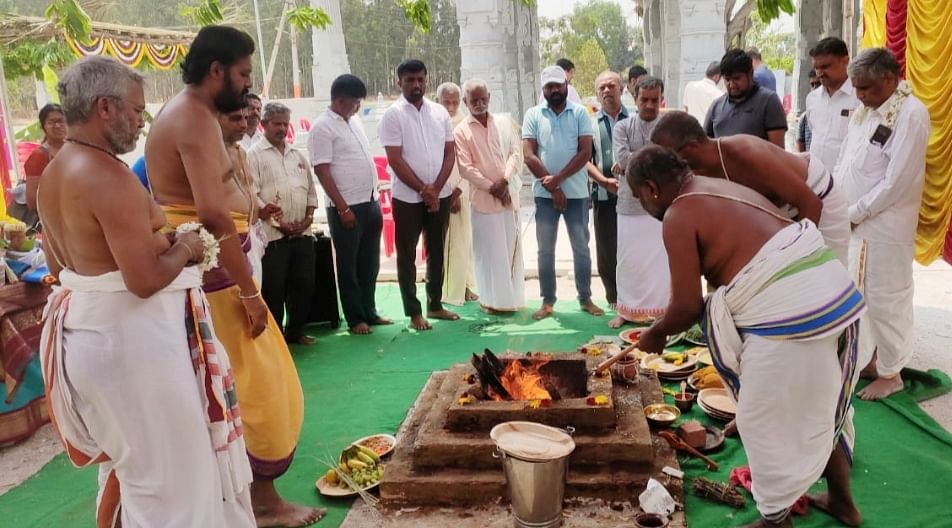 ಯಲಹಂಕ ಕ್ಷೇತ್ರದ ಮೈಲಪ್ಪನಹಳ್ಳಿ ಗ್ರಾಮದಲ್ಲಿ ನೂತನವಾಗಿ ನಿರ್ಮಿಸಿರುವ ಲಕ್ಷ್ಮಣ, ಆಂಜನೇಯಸ್ವಾಮಿ ಸಮೇತ ಸೀತಾ–ರಾಮ ದೇವಾಲಯದಲ್ಲಿ 48ನೇ ದಿನದ ಮಂಡಲಪೂಜೆ ವಿಜೃಂಭಣೆಯಿಂದ ನೆರವೇರಿತು.