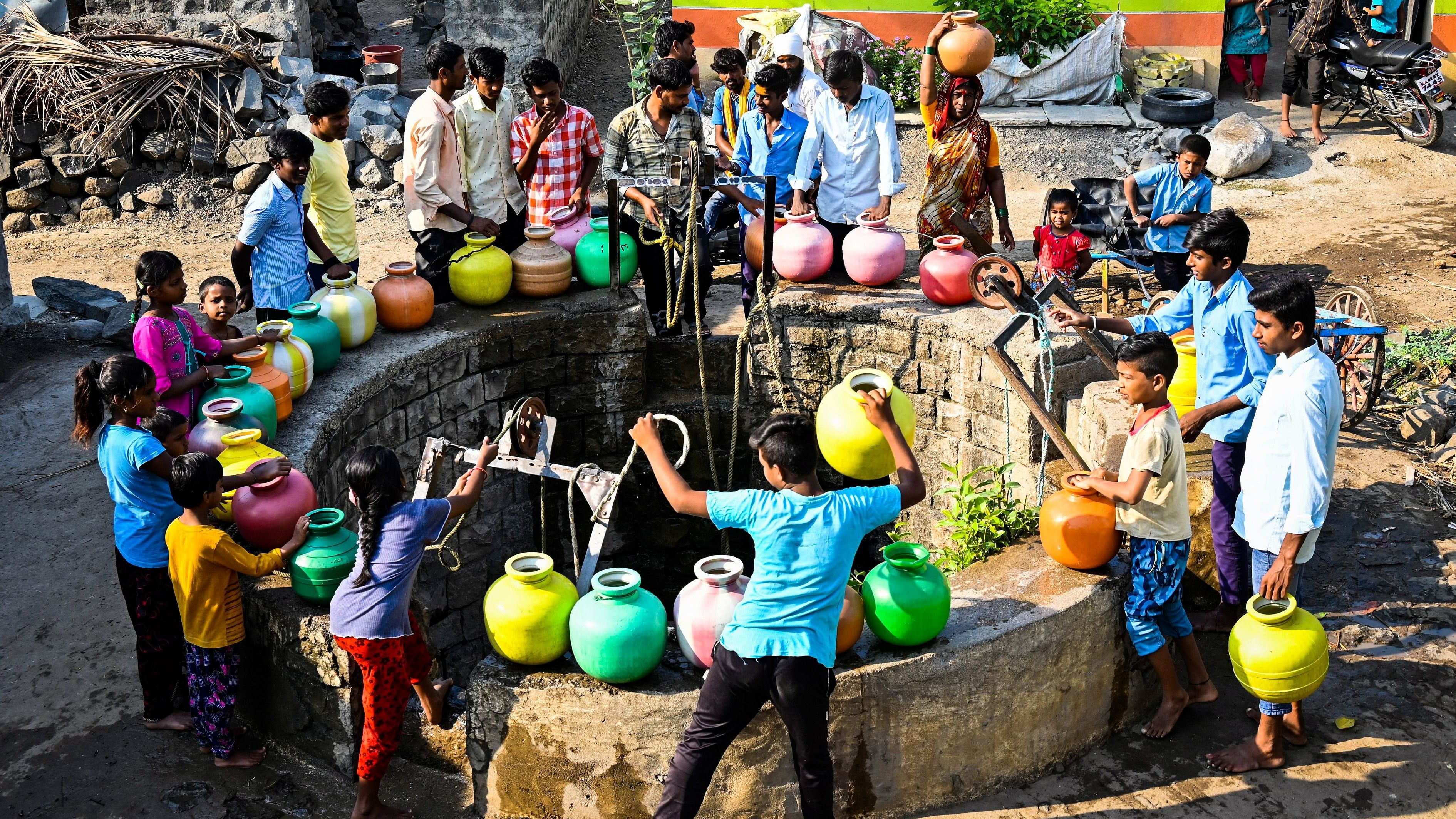 ಕಲಬುರಗಿ ಜಿಲ್ಲೆಯ ಅಫಜಲಪುರ ತಾಲ್ಲೂಕಿನ ಬಿದನೂರು ಗ್ರಾಮದಲ್ಲಿ ನೀರಿಗಾಗಿ ಹೀಗೆ ಸರತಿ ಸಾಲು ಸಾಮಾನ್ಯ