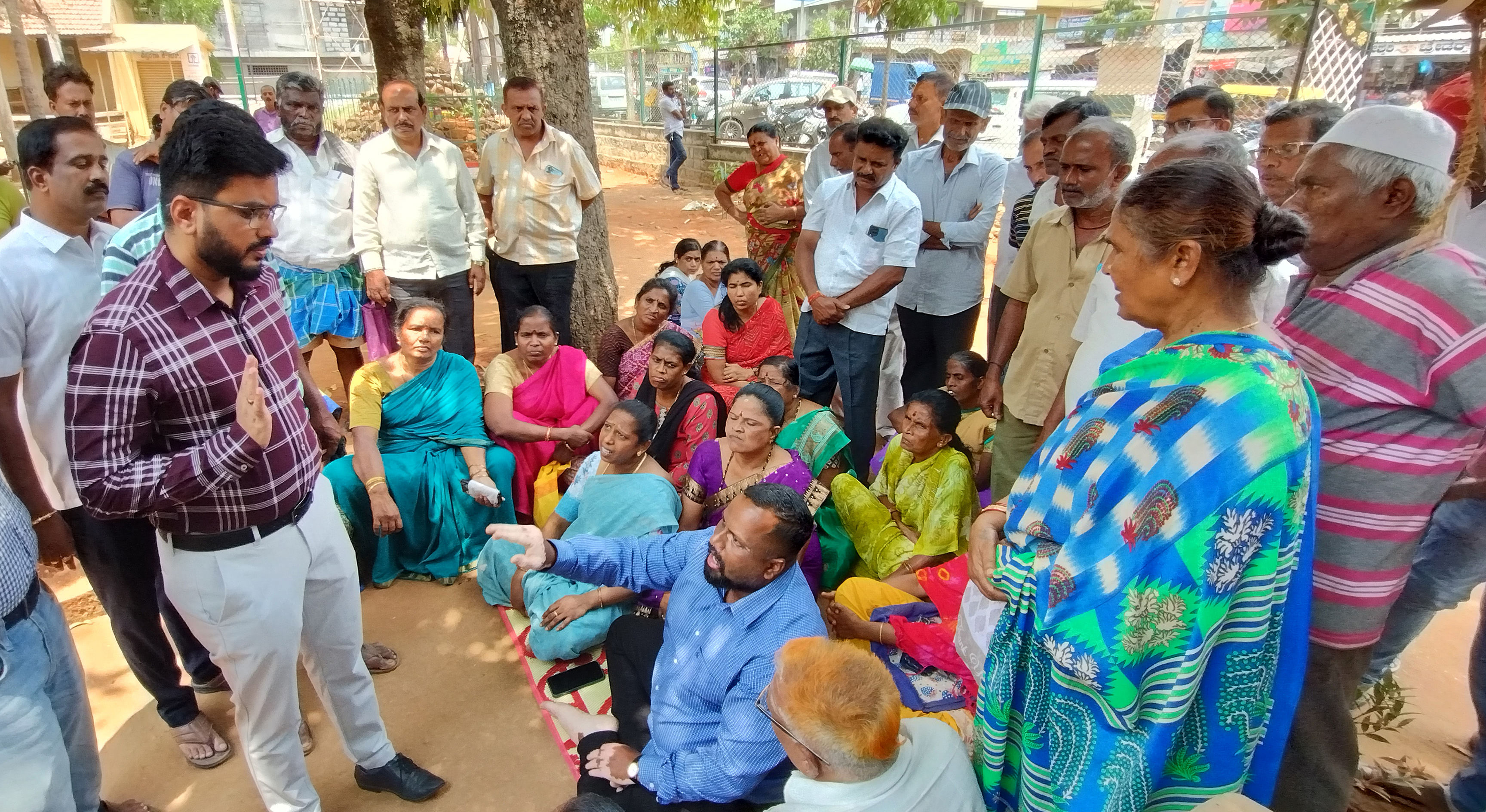 ನೆಲಮಂಗಲ ನಗರಸಭೆ ಎದುರು ಪ್ರತಿಭಟನೆ ನಡೆಸುತ್ತಿರುವವರ ಜೊತೆಗೆ ನಗರಸಭೆ ಆಯುಕ್ತ ಮನುಕುಮಾರ್‌ ಮಾತುಕತೆ ನಡೆಸಿದರು