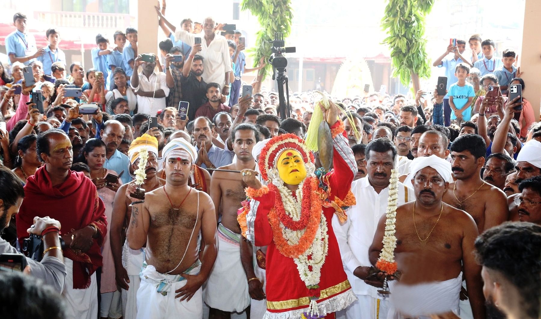 ಬಂಟ್ವಾಳ ತಾಲ್ಲೂಕಿನ ಪೊಳಲಿ ಶ್ರೀ ರಾಜರಾಜೇಶ್ವರಿ ದೇವಸ್ಥಾನದಲ್ಲಿ ವಾರ್ಷಿಕ ಜಾತ್ರೆಗೆ ಶುಕ್ರವಾರ ಚಾಲನೆ ನೀಡಲಾಯಿತು 