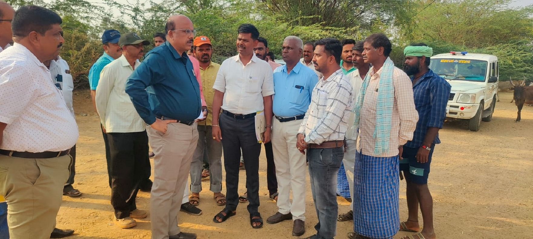 ಮೊಳಕಾಲ್ಮುರು ತಾಲ್ಲೂಕಿನ ಮುತ್ತಿಗಾರಹಳ್ಳಿ ಮ್ಯಾಸರಹಟ್ಟಿ ಗೋಶಾಲೆಗೆ ಗುರುವಾರ ಭೇಟಿ ನೀಡಿದ ಜಿಲ್ಲಾಧಿಕಾರಿಗೆ ಗ್ರಾಮಸ್ಥರು ಅಹವಾಲು ಸಲ್ಲಿಸಿದರು