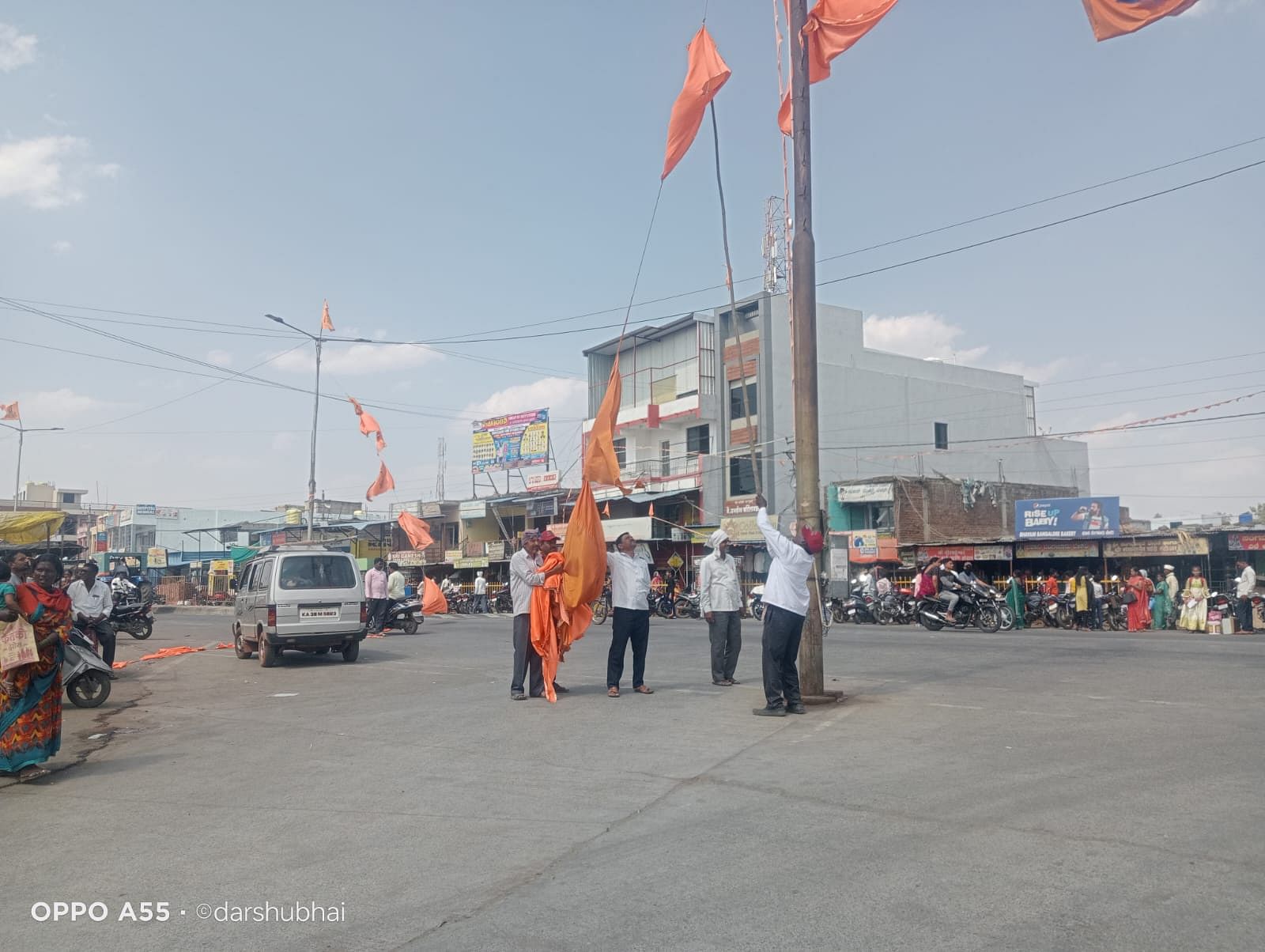 ಕಮಲನಗರ ಪಟ್ಟಣದಲ್ಲಿ ಹಾಕಲಾದ ಫ್ಲೆಕ್ಸ್ ಮತ್ತು ಬ್ಯಾನರ್‌ಗಳನ್ನು ಗ್ರಾಮ ಪಂಚಾಯಿತಿ ಸಿಬ್ಬಂದಿ ತೆರವುಗೊಳಿಸಿದರು