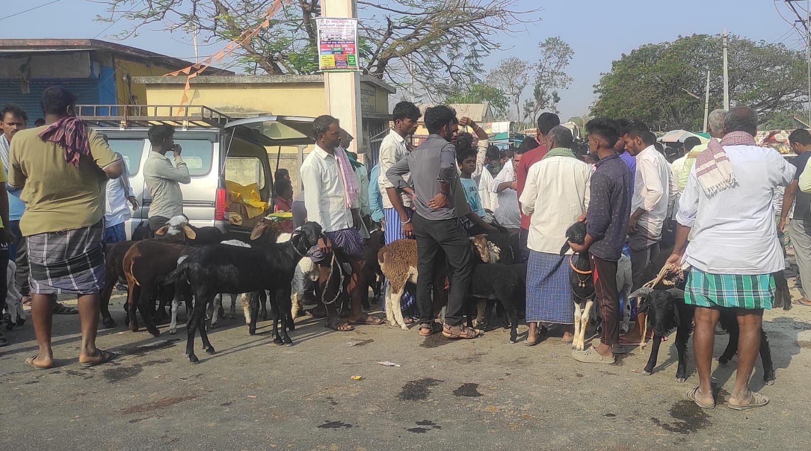 ನವಲಗುಂದ ಪಟ್ಟಣದ ಎಪಿಎಂಸಿ ಪ್ರಾಂಗಣದಲ್ಲಿ ಮಂಗಳವಾರ ಕುರಿ–ಮೇಕೆಗಳನ್ನು ಕುರಿಗಾಹಿಗಳು ಮಾರಾಟಕ್ಕೆ ತಂದಿದ್ದರು