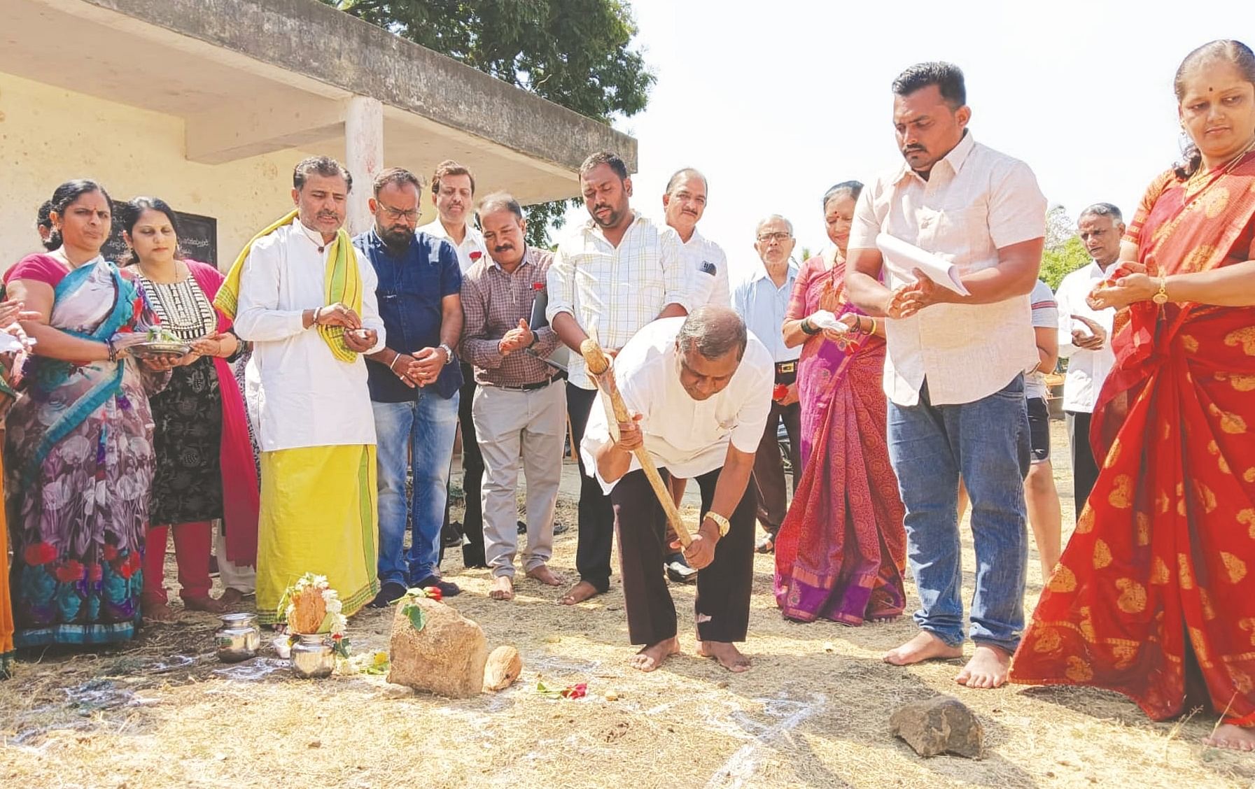 ಬೆಳಗಾವಿ ಆಂಜನೇಯ ನಗರ ಸರ್ಕಾರಿ ಶಾಲೆಯ ಅಭಿವೃದ್ಧಿ ಕಾಮಗಾರಿಗೆ ಸಾಬಣ್ಣ ತಳವಾರ ಶುಕ್ರವಾರ ಚಾಲನೆ ನೀಡಿದರು