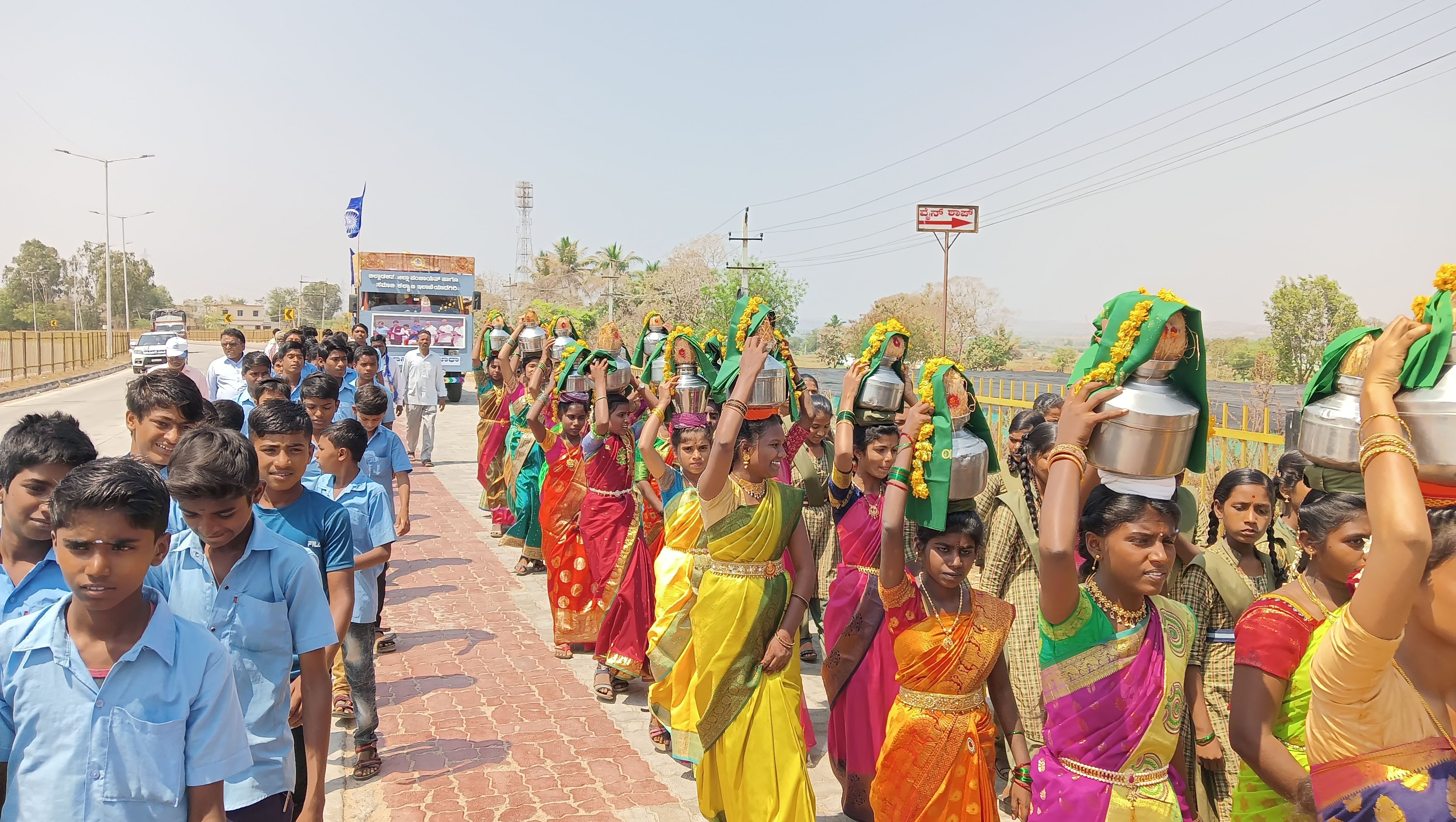 ಯಾದಗಿರಿ ತಾಲ್ಲೂಕಿನ ರಾಮಸಮುದ್ರ ಗ್ರಾಮದಲ್ಲಿ ಸಂವಿಧಾನ ಜಾಗೃತಿ ಜಾಥಾ ಅಂಗವಾಗಿ ರಥಯಾತ್ರೆಯನ್ನು ಊರಿನ ಗ್ರಾಮ ಪಂಚಾಯಿತಿ ಅಧ್ಯಕ್ಷರು, ಸದಸ್ಯರು ಹಾಗೂ ಗ್ರಾಮಸ್ಥರು ಅದ್ಧೂರಿಯಾಗಿ ಸ್ವಾಗತಿಸಿದರು